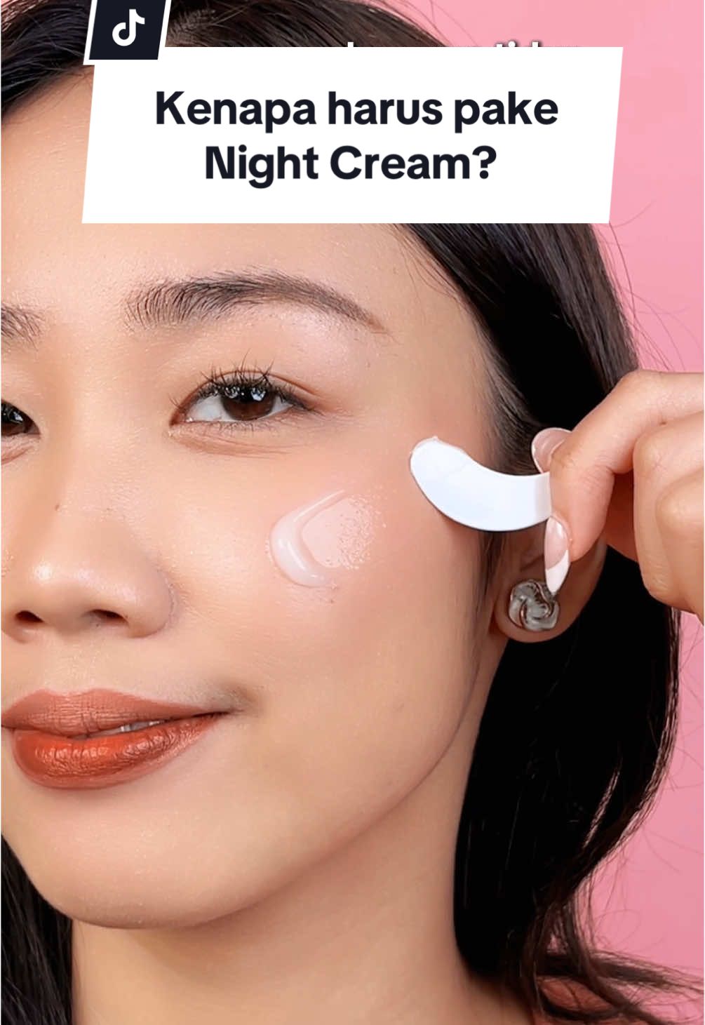 Jangan lupa pake Night Cream sebelum bobo cantik🥰😴 Yang belum cobain, produknya ada di keranjang kuning ya🛒🫵🏼 #Hanasui #LebihExpertLawanKusam 