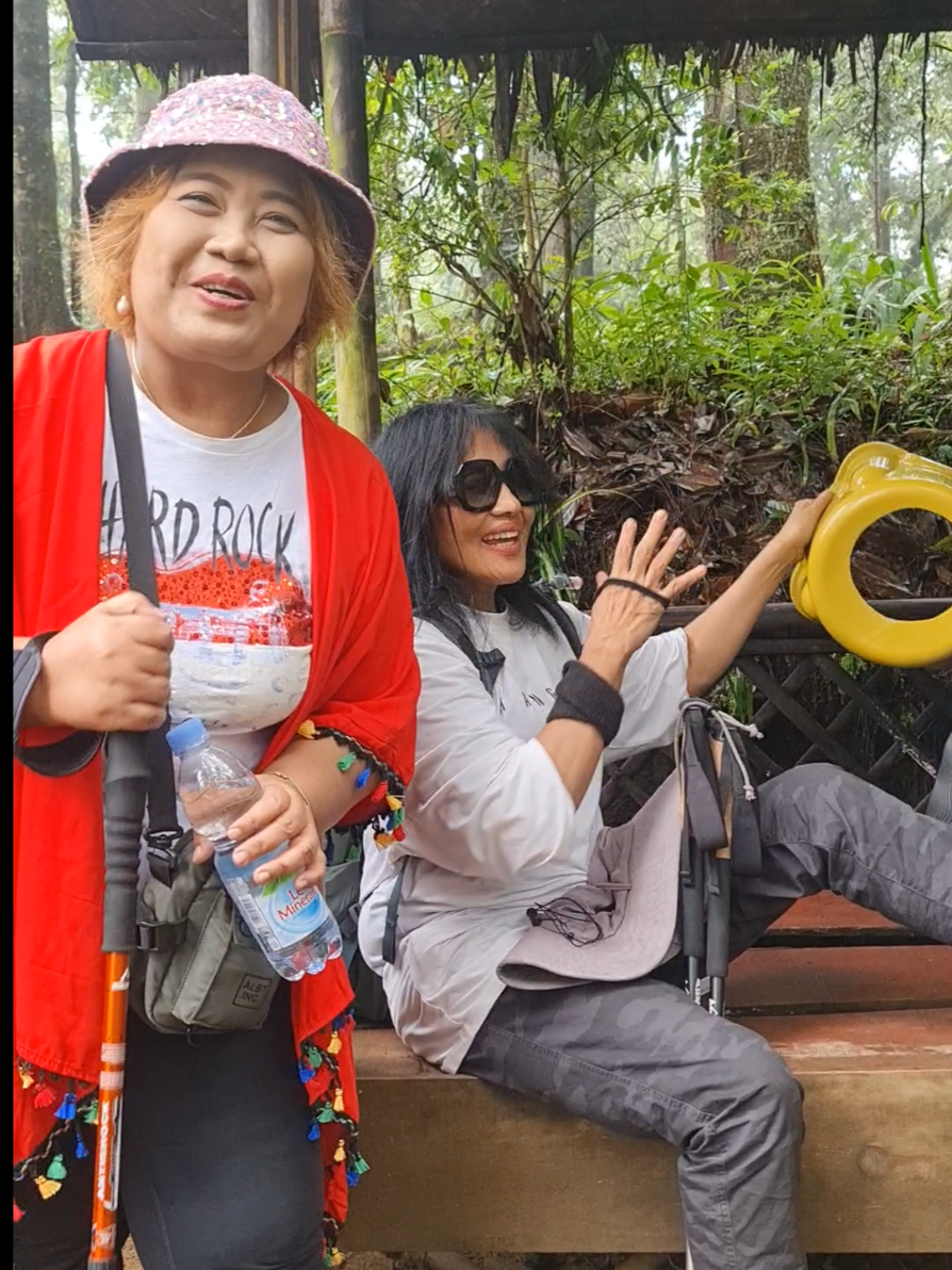 Atiek CB dan Ukke salah satu Persiapan mendaki Gunung Lawu adalah dengan membawa toilet handmade #ukkecrochet #atiekcb #singer #penyanyi #penyanyiidola #ngefans #artis #naikgunung #gunung #gununglawu #tawangmangu #cemorokandang #mendakigunung 