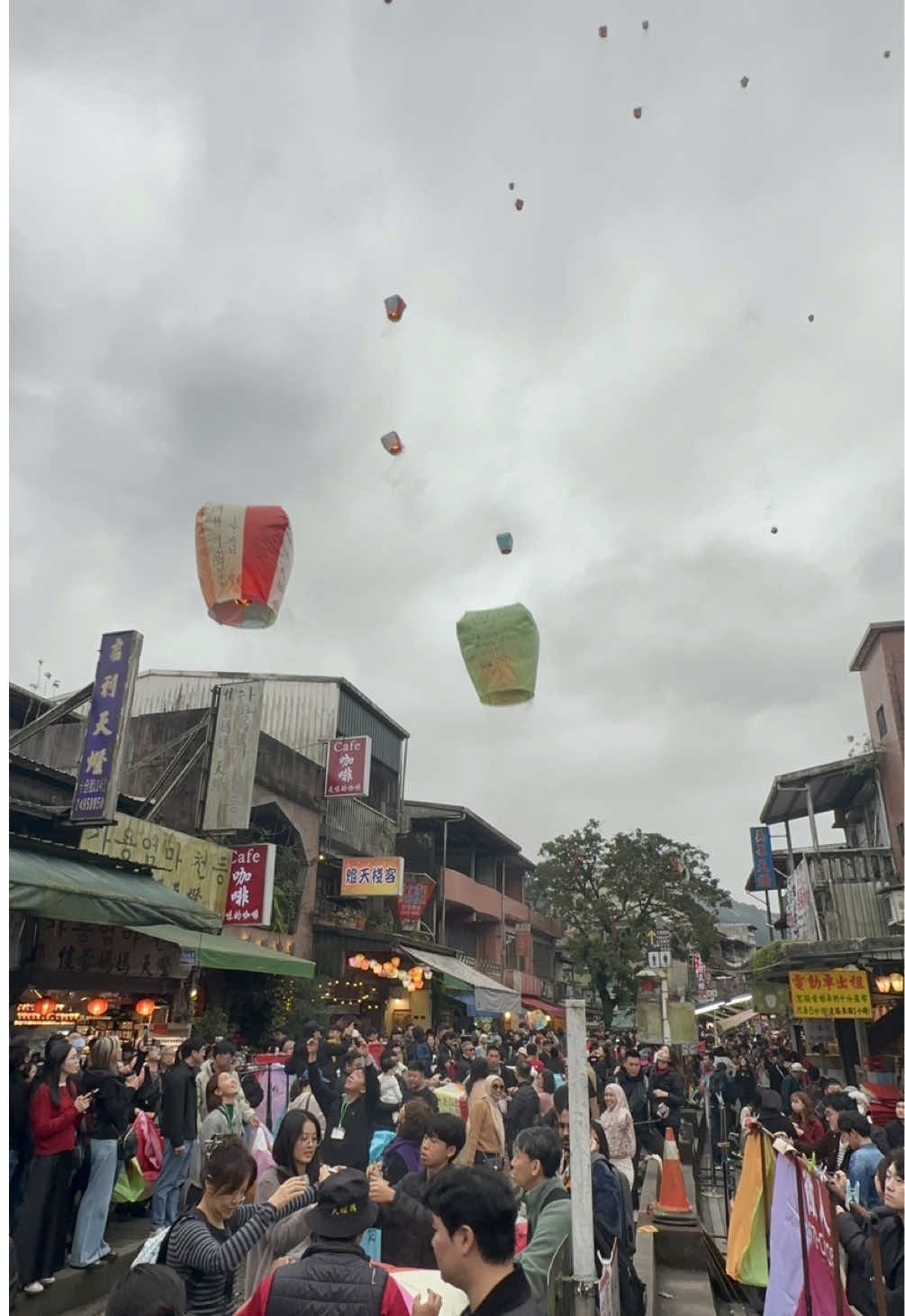 We went to Shifen, a small village in the mountains near Taipei, famous for its lanterns. Tourists come there to write their wishes and let them float into the sky above the railway tracks. Unfortunately, once we arrived, the reality was different. 🏮 We realized that just a few minutes after taking flight, the lanterns fall back down and accumulate in the surrounding nature. The result: a lot of waste scattered across rivers, forests, and fields, tarnishing the natural beauty of the area. This sight, far from the idealized images, reveals the environmental impact of this practice.   Shifen is more than just flying lanterns. It’s a village rich in history, surrounded by stunning landscapes. Preserving it means honoring both its culture and its environment.   Be careful guys 🫶🏼 #Shifen #Taiwan #Lantern #ProtectNature #StopPollution 