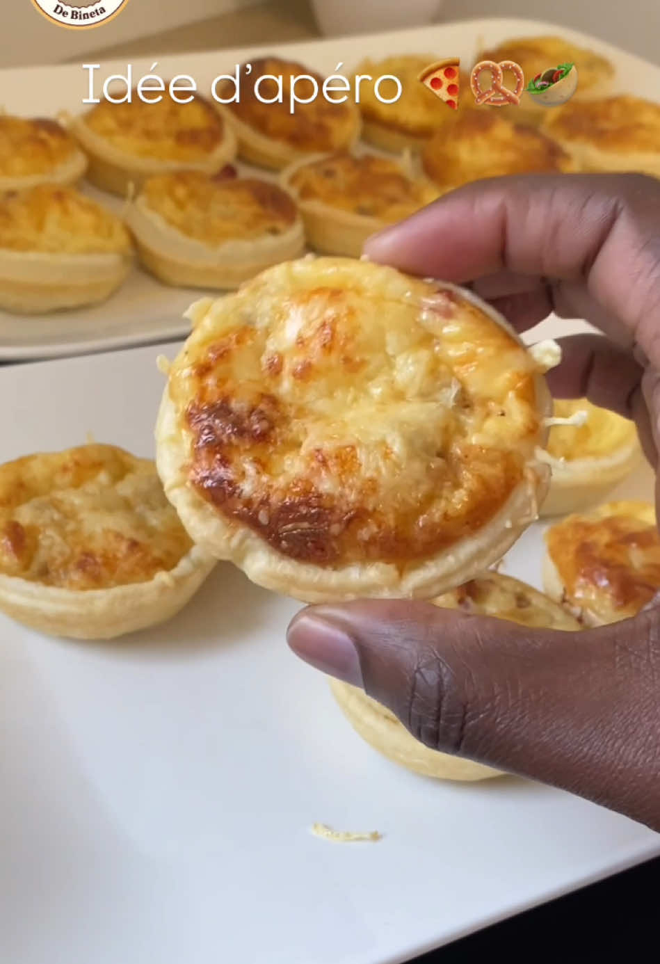 Mini-quiches maison : l’apéro parfait 🥨🥙🎉! Ingrédients : Pour la pâte : 250 g de farine 1 pincée de sel 80 ml d’eau 125 g de beurre frais Pour la garniture : 200 ml de crème liquide 3 œufs Sel, poivre, noix de muscade 1 càs d’huile d’olive 100 g de champignons 75 g de lardons Fromage râpé Cuisson : 180°C - 25 min. Bisous 😘  #recettesimple #cuisine #lescasserolesdebineta #recettefacile #apero