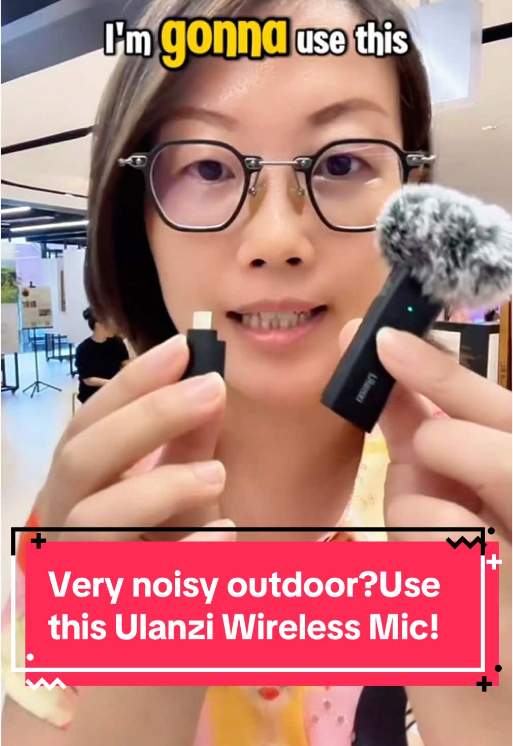 Very noisy outdoor?Use this wireless Ulanzi mic!#ulanzimic #wirelesscliponmic #cliponmic #lavaliermicrophone #mic #vloggingmic #heylisa #createtowin #tiktokshopsg #vloggermic 