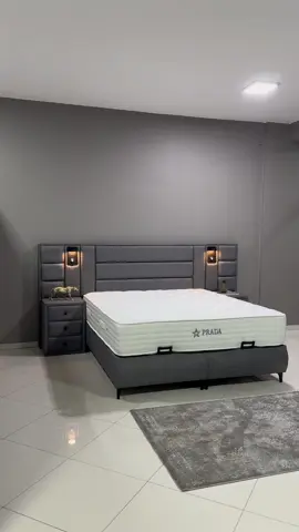 PRADA ⭐️ Kombinimi i dizajnit të bukur dhe klasit të lartë të materjaleve që përdoren për prodhimin e një shtratit luksoz si ky. Pos pamjes të mrekullueshme me Prada gjeni qetësinë e një gjumi të rehatshëm. Dysheku hybrid Prada me trashësi prej 35cm, i kombinuar me shpuzë poliuretane dhe sustave individuale. 🛏Trashësia e dyshekut 35cm - Ju mirëpresim, 𝐌𝐨𝐛𝐢𝐥𝐞𝐫𝐢𝐚 𝐁𝐚𝐦𝐛𝐨𝐨 TEL: +383 49 105 813 (WhatsApp), +383 48 482 423, +383 44 477 377 📍Rr. Metush Krasniqi (Rr. Qarkore), Gjilan 📍Rr. Idriz Seferi, Gjilan