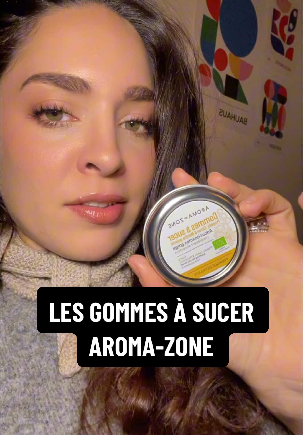 Si t’as mal à la gorge, STOP SCROLLING !  Franchement, j’ai testé pour vous les nouvelles gommes à sucer de @Aromazone_officiel 🌿 et… spoiler alert : elles sont vraiment pas mal ! 😌✨ ✅ Pourquoi ? Déjà, leur composition est super clean, et honnêtement, c’est hyper rassurant quand tu fais attention à ce que tu consommes. 🫶 Je vous en parle en détail juste ici 👇 et croyez-moi, si votre gorge gratte ou pique, ça peut vraiment vous soulager 😍 Dites-moi si vous avez déjà testé ou si vous avez d’autres astuces naturelles à partager !  #naturalremedies #aromatherapy #maldegorge #remedenaturel #bienetrenaturel #aromazone #wellnesstips #soinsnaturels 