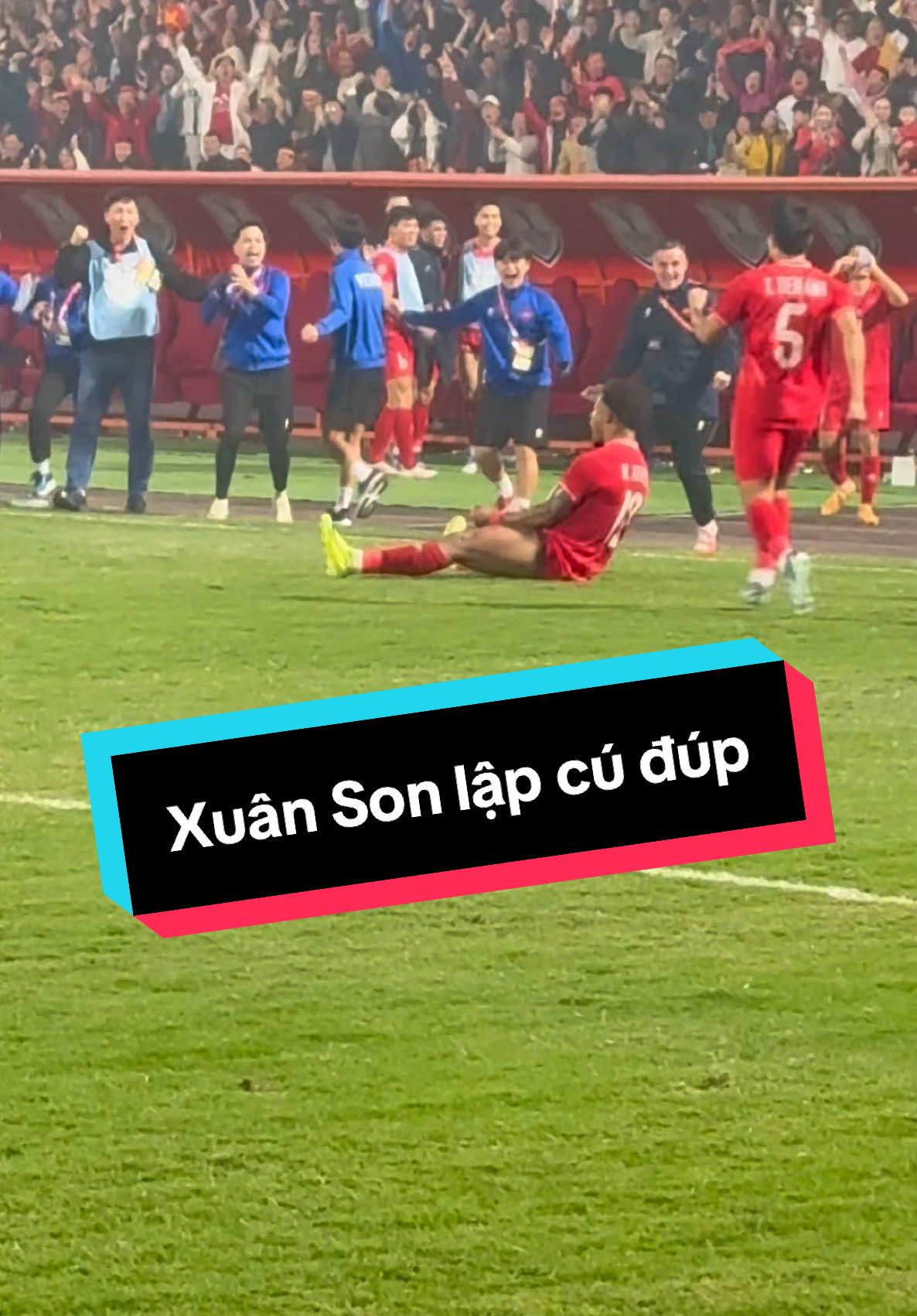 Cú đúp quá đẳng cấp của Xuân Son🇻🇳 #namfreestyle #SportsonTikTok #AseanCup2024 #AMEC2024 #FPTPlay #doituyenvietnam #nguyenxuanson 