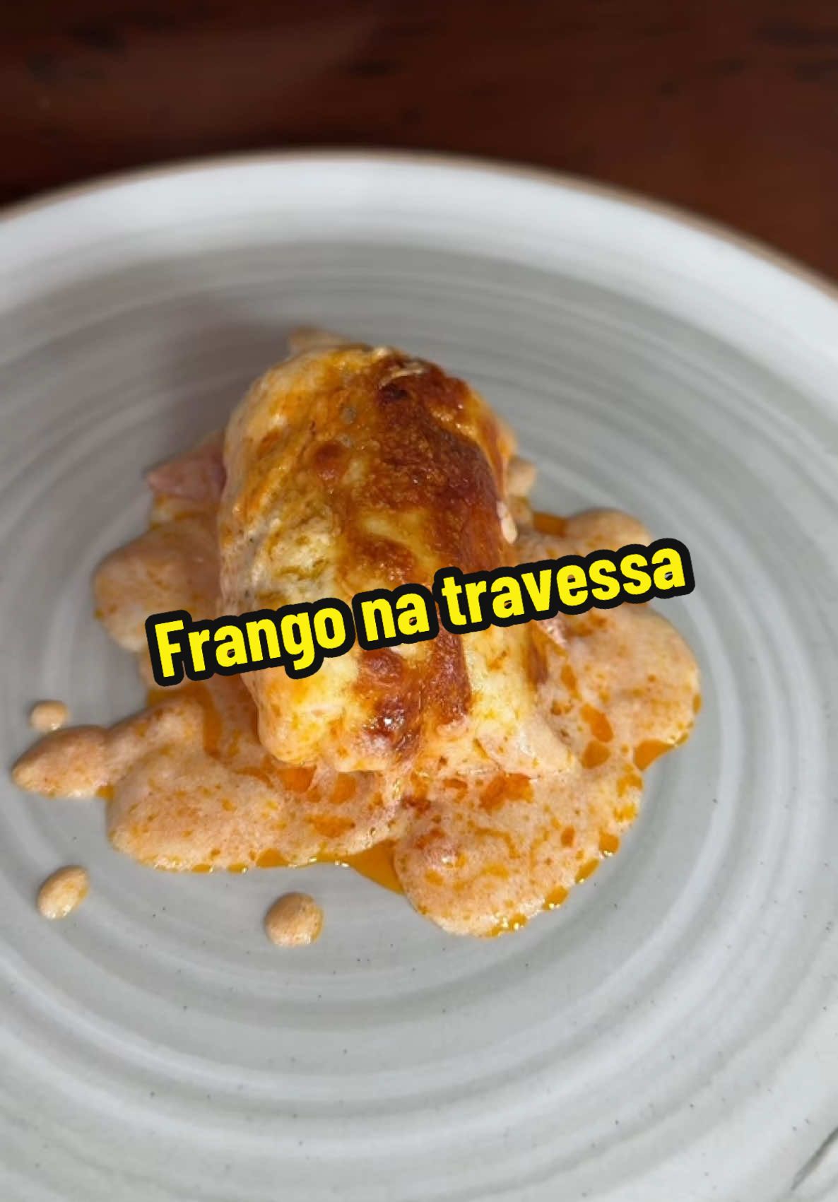 Para essa frango Cordon Bleu de travessa vamos precisar de : 1 kg de frango cortado em bifes 100g de presunto fatiados 100g de muçarela 600g de molho de tomate 1 cx de creme de leite 1 requeijão cremoso