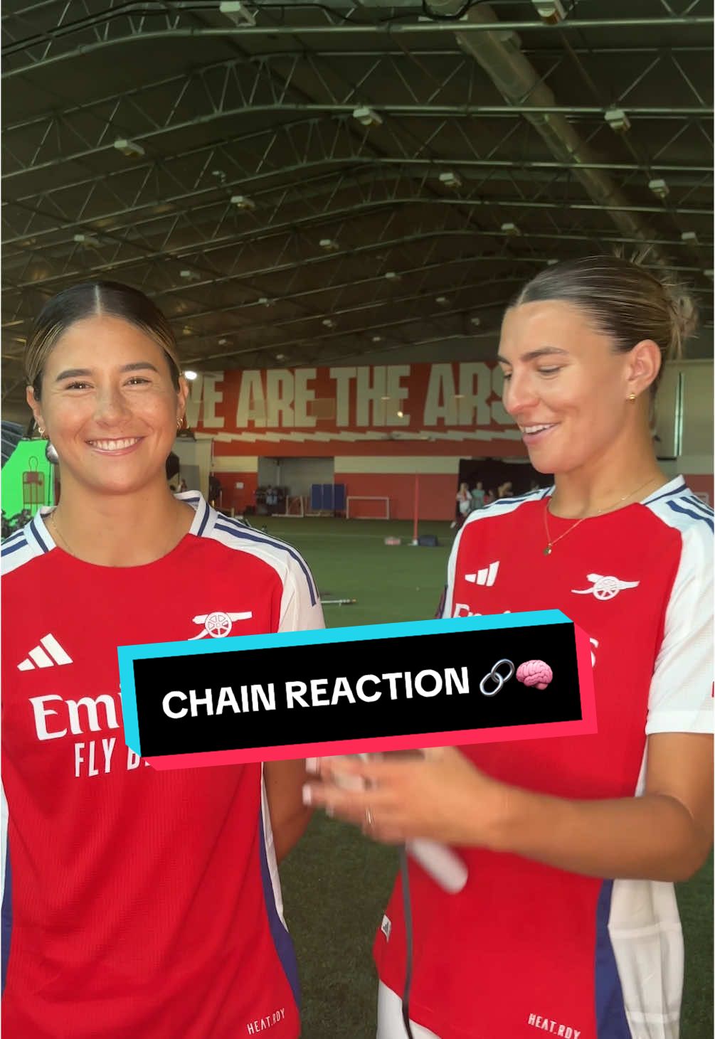 It’s giving mother daughter vibes 😂 #barclayswsl #bwsl #stephcatley #kyracooneycross #arsenalwfc @Arsenal Women @Steph Catley @Kyra Cooney-Cross 