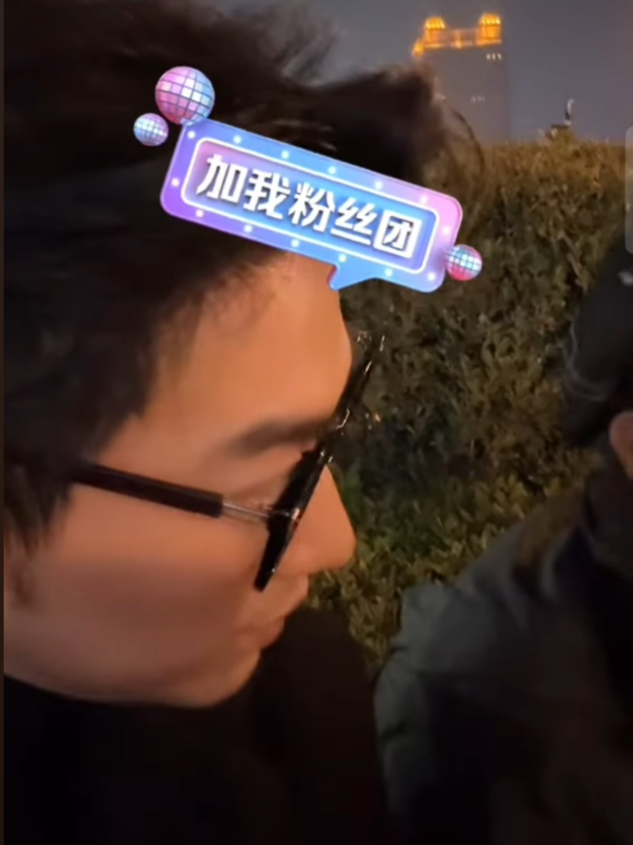 He was worried that she would get sick but she just choked on her saliva  🤣🤣 Yulong&Miemie live 2/1/2025 #fyp #yangmiemie #咩咩 #tiktok #yulongmiemie #yulong #于龙 