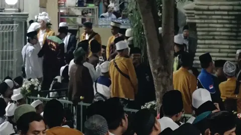 lanjut kedataangan alm abuya uci turtusi cilongok acara rajaban 2019 #masjidalistiqlaliyahcilongok #fypppppppppppppp #fyp #masukberanda #masukberandafyp #fypシ #rajaban #isromirajnabimuhammad #abuyauciturtusi #abuyauciturtusicilongok #abuyauci #almabuyauciturtusi #almabuyacilongok #abahucicilongok #abahuciturtusi #abahuciturtusicilongok 
