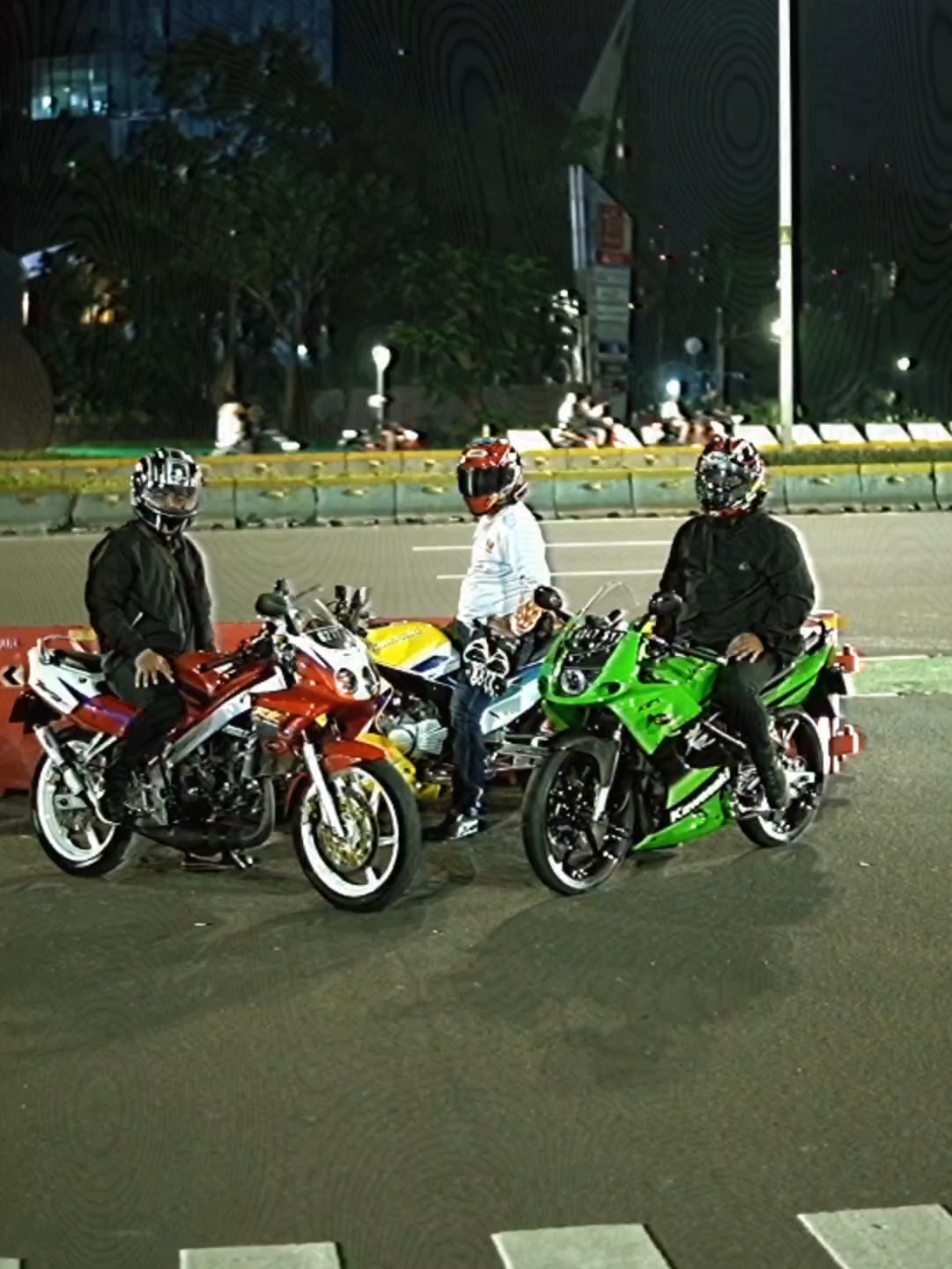 Batavia night rollin' in 90's 💨 #fyp #fypシ゚viral #foryourpage #2stroke #nsr150rr #serpico150ss #serpico #hondansr #kawasakininja #kawasakiserpico #ninja150rr #honda #kawasaki #nightride #japanvibes #old #90s 