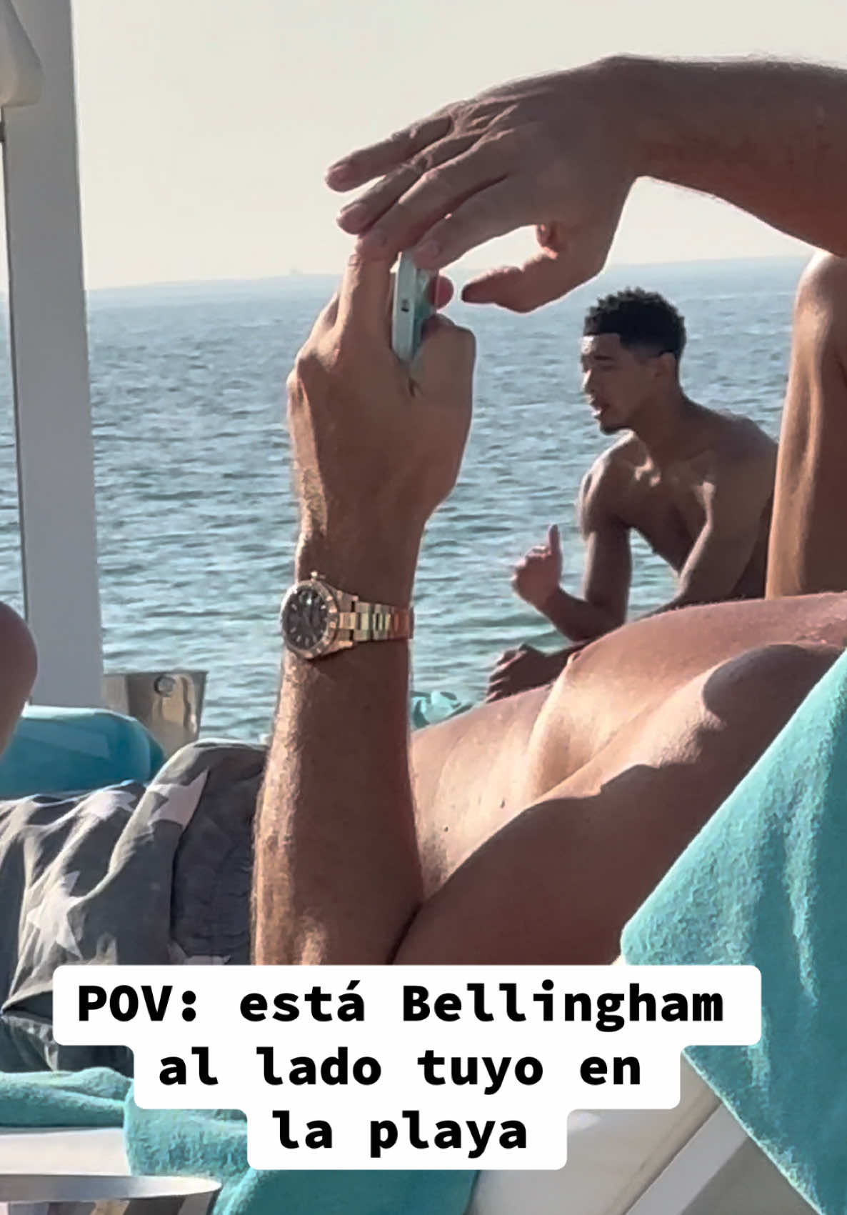 😱😂 POV: tienes a Bellingham al lado en la playa 🎥 @chiara🍒 #bellingham #realmadrid #tiktokfootballacademy #deportesentiktok #futbol⚽️ #futbol #playa #vacaciones 