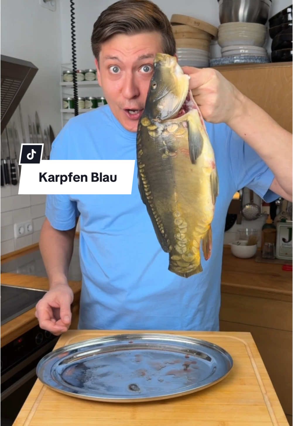 Karpfen Blau 🐟 Fpr vier Portionen braucht ihr: - 1 Karpfen (ca 2 kg) - 1 Bund Wurzelgemüse - 250 ml Weißwein - 50 ml Essig - 1 EL Salz - 1 EL Zucker - Lorbeer  - Piment - Pfeffer (ganz) - Dill #karpfen #blau #wurzelgemüse #tradition #hausmannskost #kochen #rezept