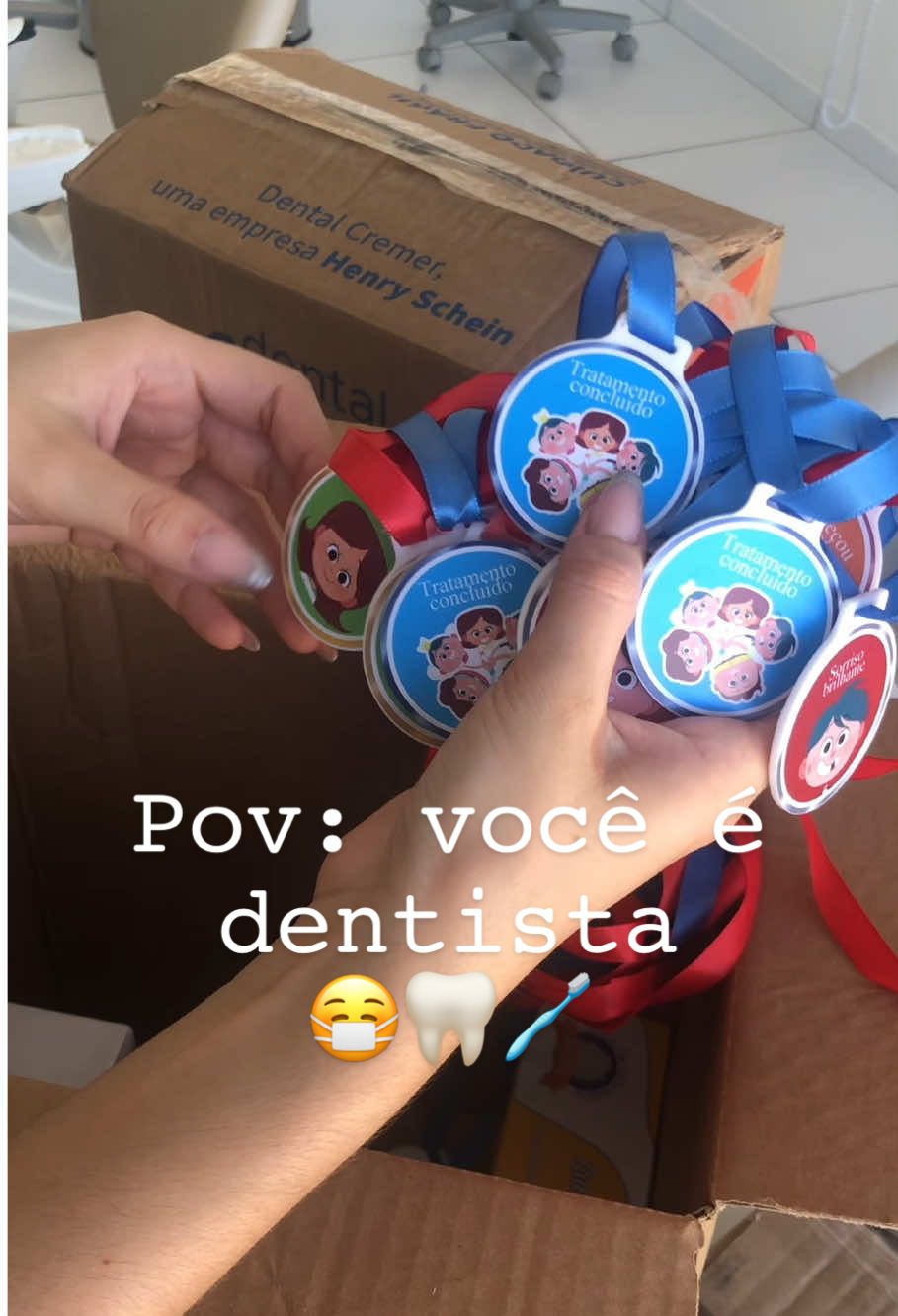 Quantos vocês acham que deu essa caixinha da dental Cremer ?  🤍🦷✨#dentista #dentalcremer #unboxingvideo 