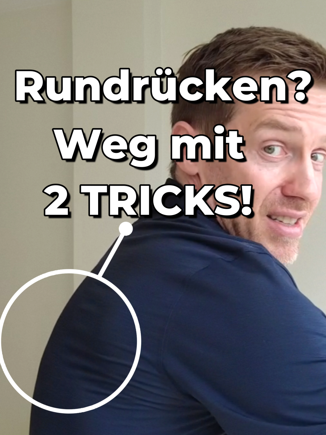 Rundrücken? So kannst du ihn loswerden! Dein Rücken fühlt sich krumm an und du möchtest endlich aufrechter durchs Leben gehen? Dann probiere diese einfachen Übungen für den oberen Rücken aus. 💪 🌟 Warum entsteht ein Rundrücken? Ein Rundrücken entsteht oft durch schwache Tiefenmuskulatur (Erector Spinae). Diese kleinen Muskeln stützen deine Brustwirbelsäule. Sind sie zu schwach, ziehen deine Schulterblätter nach vorne – der Rücken wird rund. 🏋️ So kräftigst du deinen oberen Rücken: Lege dich auf den Bauch, Stirn auf ein Handtuch. Verschränke die Hände hinter dem Kopf. Hebe die Ellenbogen auf Schulterhöhe, ziehe die Schulterblätter leicht zurück. Halte 10 Sekunden, senke ab und entspanne. Wiederhole 6-mal. ⚠️ Keine Schmerzen? Dann machst du es richtig! Falls dein unterer Rücken spannt, spanne Po und Bauch leicht an, um ein Hohlkreuz zu vermeiden. ✨ Brustmuskeln dehnen für mehr Aufrichtung: Lege dich auf den Rücken, Hände wie ein Dach hinter dem Kopf. Lass die Schwerkraft die Arbeit machen – deine Brustmuskeln werden gedehnt, deine Haltung verbessert sich von allein. PS: Möchtest du uneingeschränkt leben durch eine aufrechte Körperhaltung? Melde dich für meinen kostenfreien Haltungscheck an! 🚨 Wichtig: Nicht geeignet bei Bandscheibenvorfällen oder Schmerzen, die ins Bein ausstrahlen. Konsultiere vorher einen Arzt oder Physiotherapeuten.