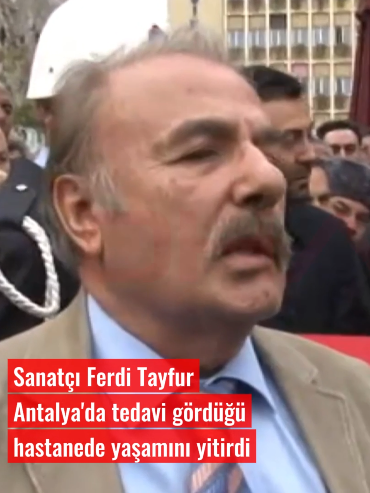 Sanatçı Ferdi Tayfur (79), Antalya'da tedavi gördüğü hastanede yaşamını yitirdi Muğla'nın Marmaris ilçesindeki evinde aniden fenalaşan Ferdi Tayfur, özel bir hastanede yoğun bakıma kaldırılıp, tedaviye alındı. Soğuk algınlığı nedeniyle rahatsızlandığı belirtilen Tayfur, daha önce tedavi gördüğü Antalya'daki hastanede doktorunun talebi üzerine 17 Aralık gecesi ambulans uçakla bu kente sevk edildi. Yoğun bakım ünitesinde tedaviye alınan Ferdi Tayfur, bu akşam saat 19.00 sıralarında yaşamını yitirdi. Semih ERSÖZLER/ ANTALYA, (DHA) #Dha #Haber #Antalya #Sanatçı #FerdiTayfur