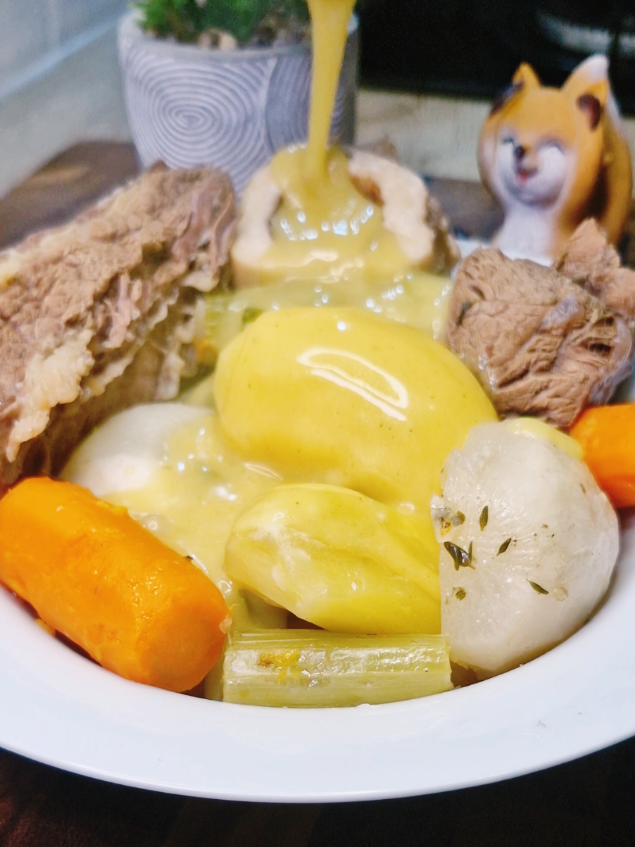 Pot-au-feu traditionnel : réconfort & gourmandise 🥘 Aujourd'hui, on prépare un délicieux pot-au-feu traditionnel, parfait pour les journées fraîches ❄️. Accompagné d'une sauce moutarde-cornichons qui rehaussera chaque bouchée. Une recette facile et conviviale à partager en famille ou entre amis 🍴. Ingrédients : 💡 Viande & os : 1 jarret de bœuf 2 plats de côté de bœuf 3 os à moelle 💡 Légumes & herbes : 2 poireaux 8 carottes 🥕 6 navets 1 oignon piqué de 6 clous de girofle 1 tête d'ail 🧄 5 branches de céleri 8 pommes de terre 🥔 Thym, laurier, sel & poivre 💡 Pour la sauce : 40 g de beurre 🧈 40 g de farine Bouillon de cuisson 2 càs de moutarde au condiment 10 cornichons coupés en rondelles Astuce : Réutilisez le bouillon pour une soupe ou une base de plat. #CuisineTraditionnelle #PotAuFeu #RecetteFacile #PlatFamilial #RecetteHivernale #ComfortFood #CuisineFrançaise #RecetteAuthentique #FaitMaison #IdeeRepas #RepasConvivial #PlatsChaud #Mijoté #RecetteDeGrandMère #GastronomieFrançaise #chesterfoodies 