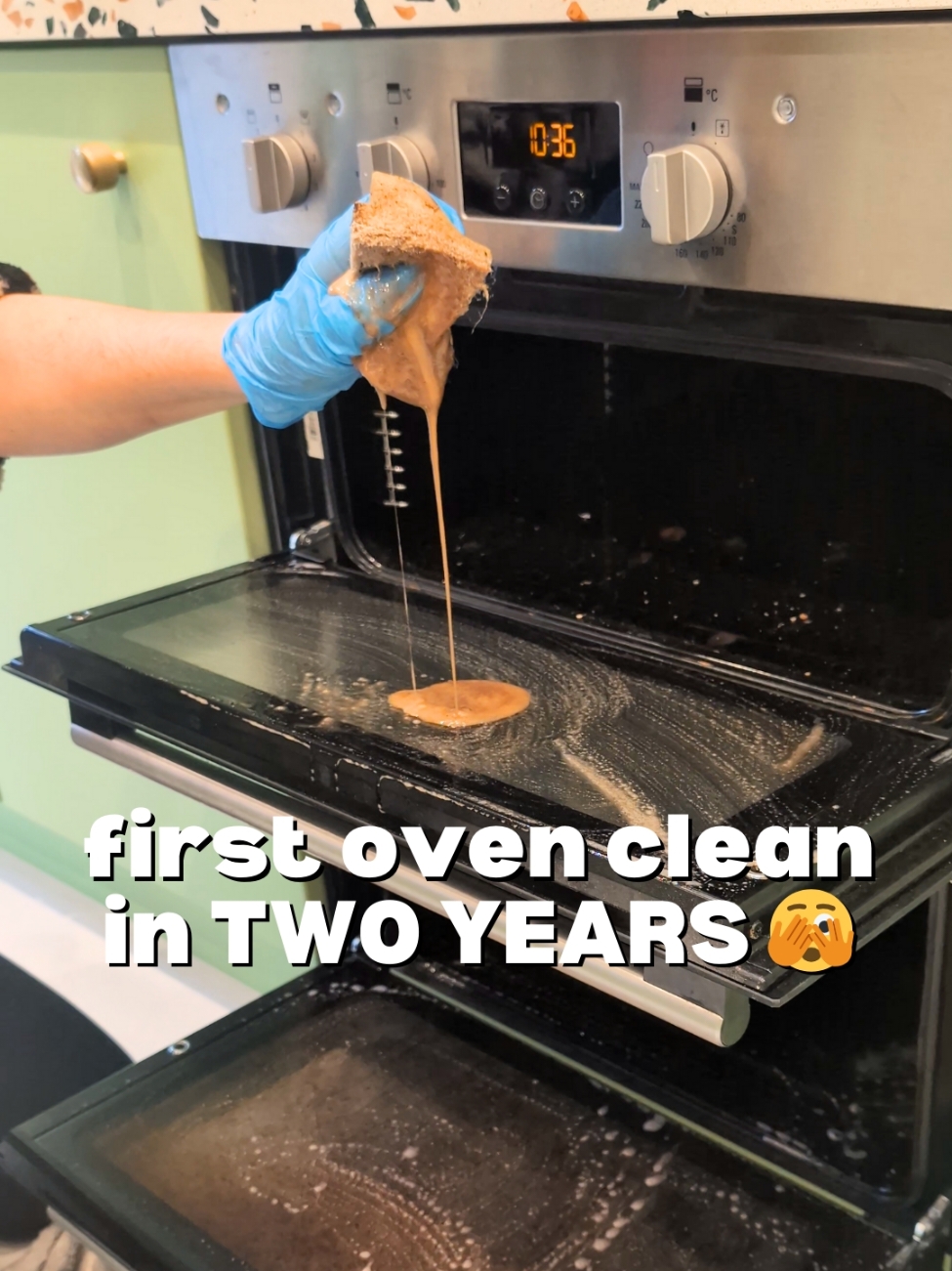 This is your sign to deep clean your oven rn #cleaninghacks #ovencleaning #homecleaning #kitchencleaning #greenkitchen #renovatingourhome 