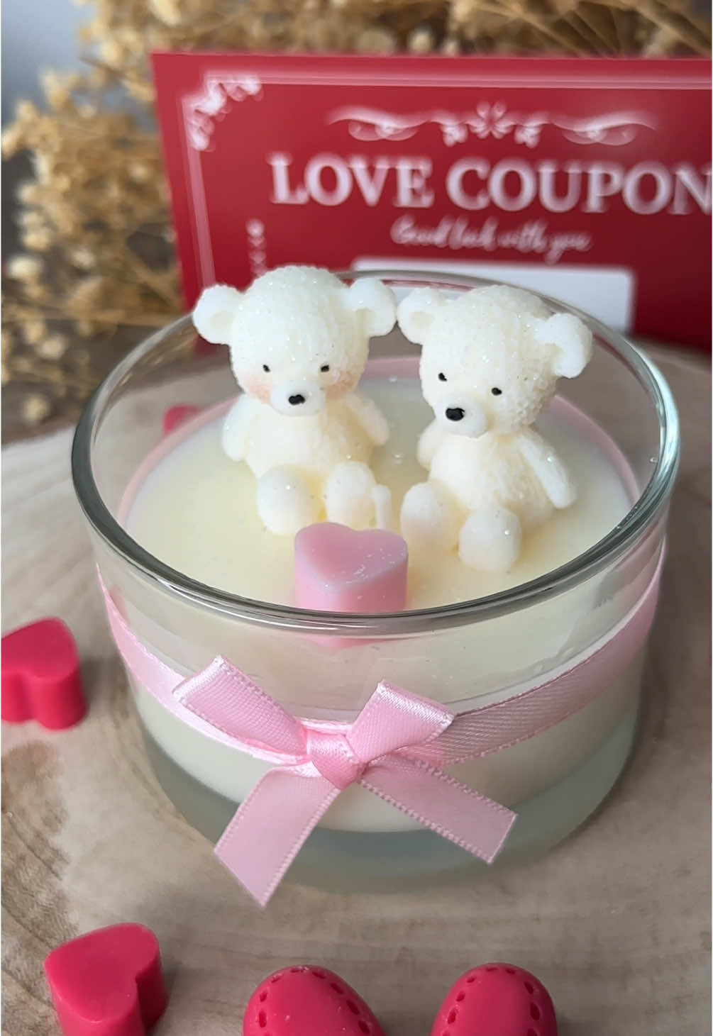 Isteni finom epres illatgyertya szerelmes macikákkal díszítve. 🐻‍❄️🐻‍❄️🩷 Elfogadnál párodtól egy ilyen ajándékot? #sweetdream #candle #soywax #soywaxcandles #candlemaking #candlebusiness #SmallBusiness #smallbusinesscheck #Love #valentine #ValentinesDay #gift #giftideas #handmade #handmadegifts #fyp #foru #nekedbelegyen #foryoubaszeretnemlatni 