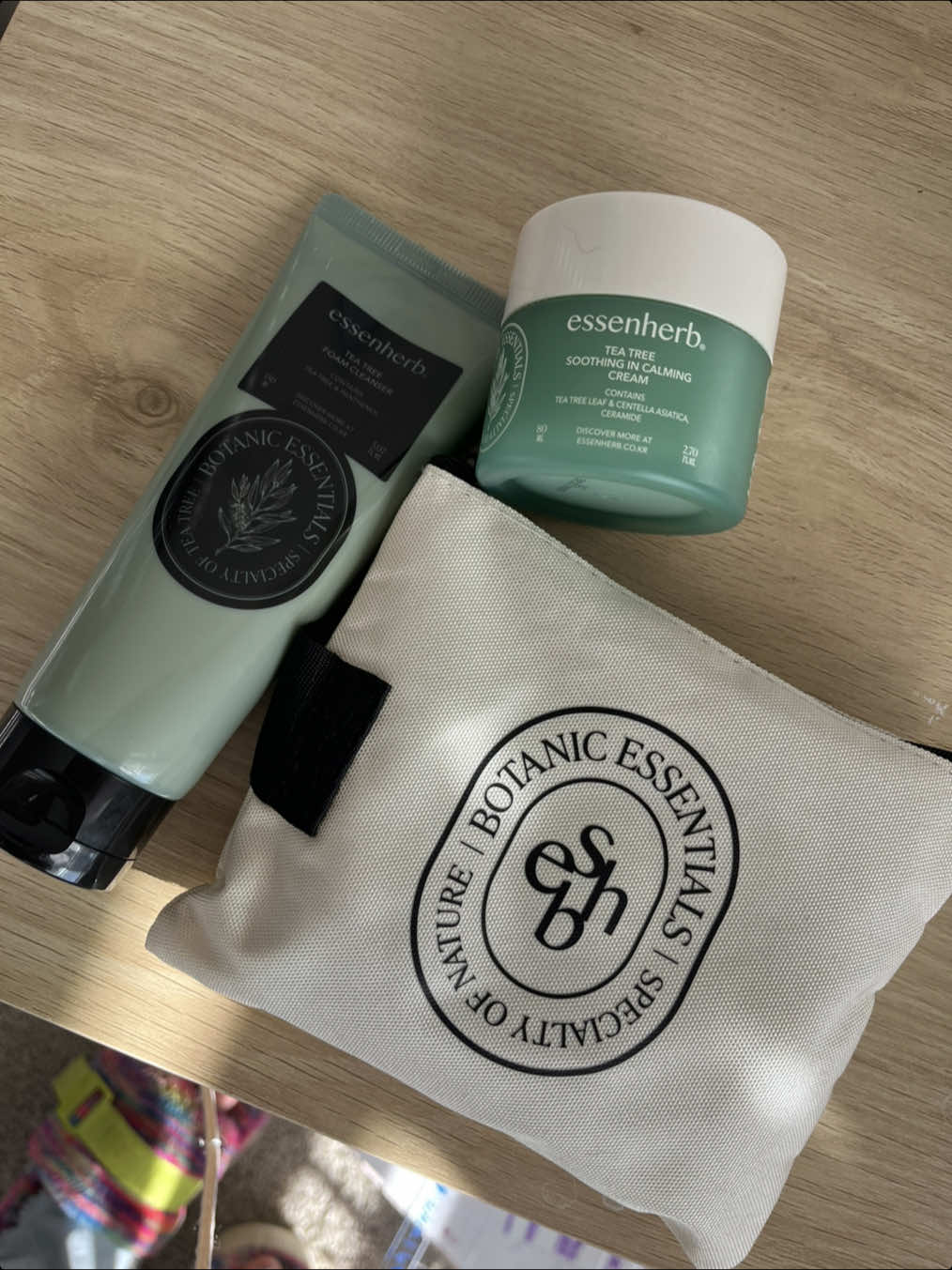 This is the Essenherb Tea Tree Skincare Line. I love this for sensitive and acne prone skin! #essenherb #essenherbfacialcleanser @CLIV, essenherb, BRTC, Kineff 