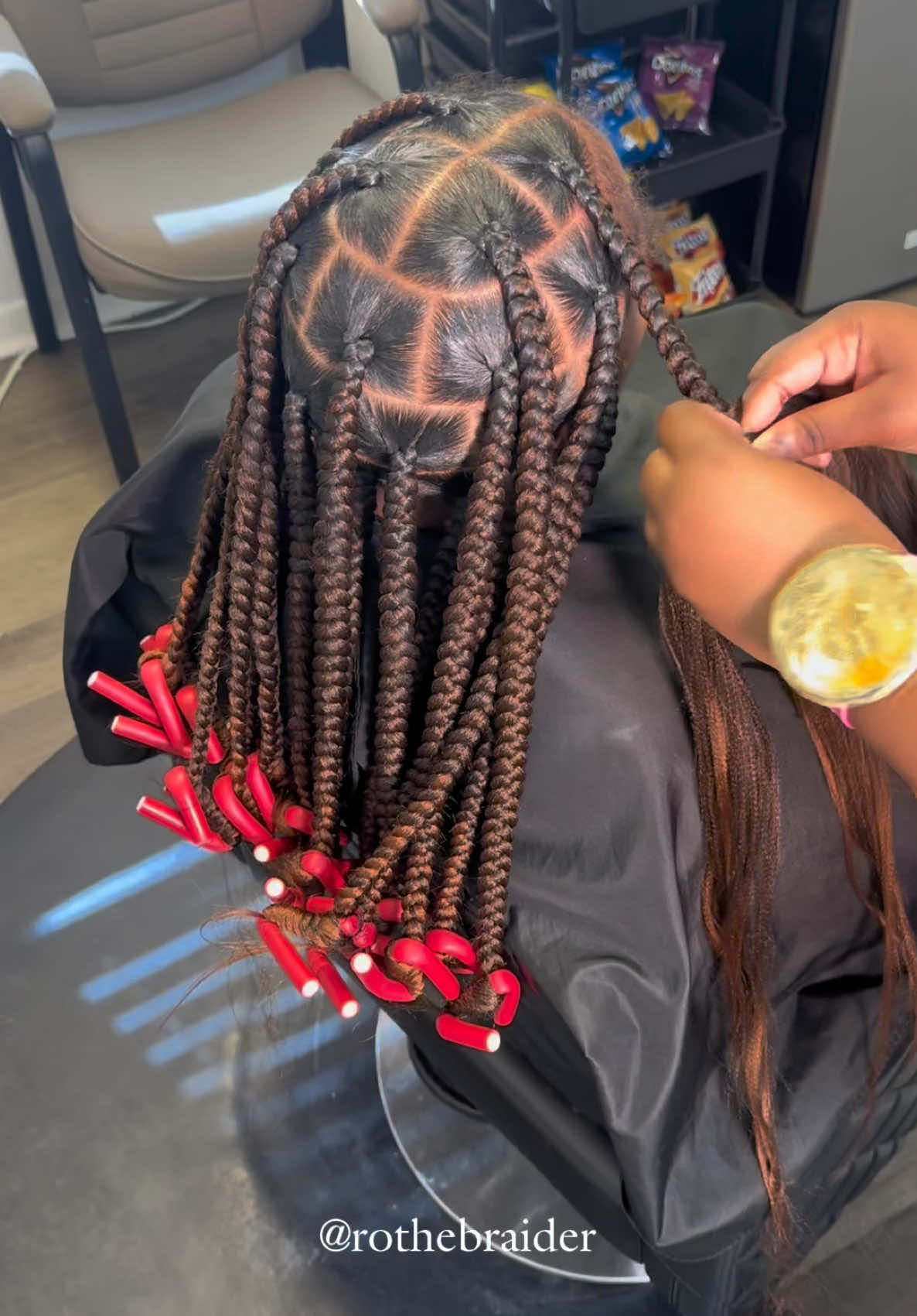 one of my most booked styles 🔥 #knotless #jumboknotless #largeknotless #tampastylist #tampabraider #braidtutorial #labraider #atlbraider #miamibraider #jumboknotlessbraids #largeknotlessbraids 