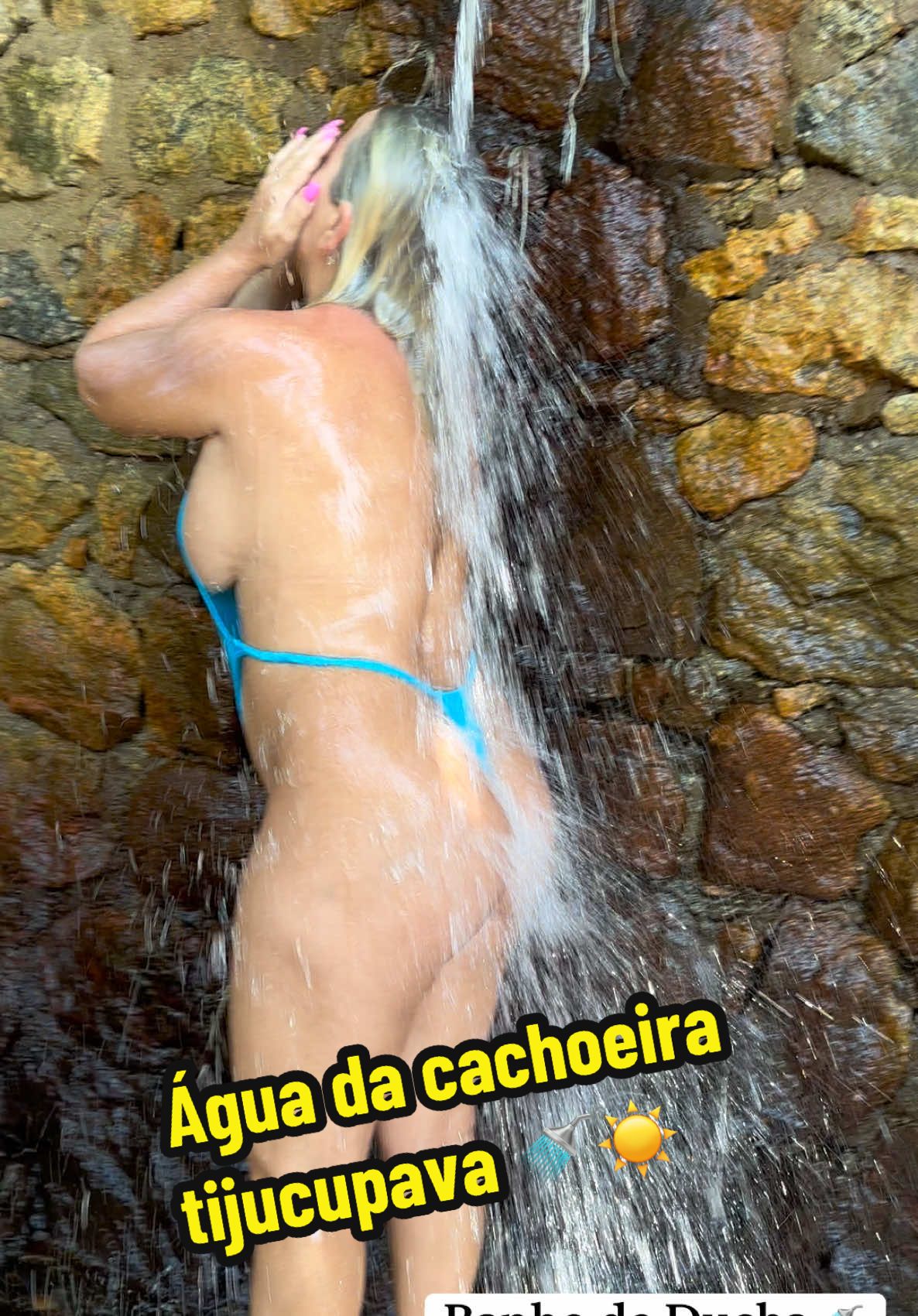 Uma Ducha 🚿 Natural água 💦 da cachoeira praia 🏝️ Tijucupava Guarujá 🏝️🏝️