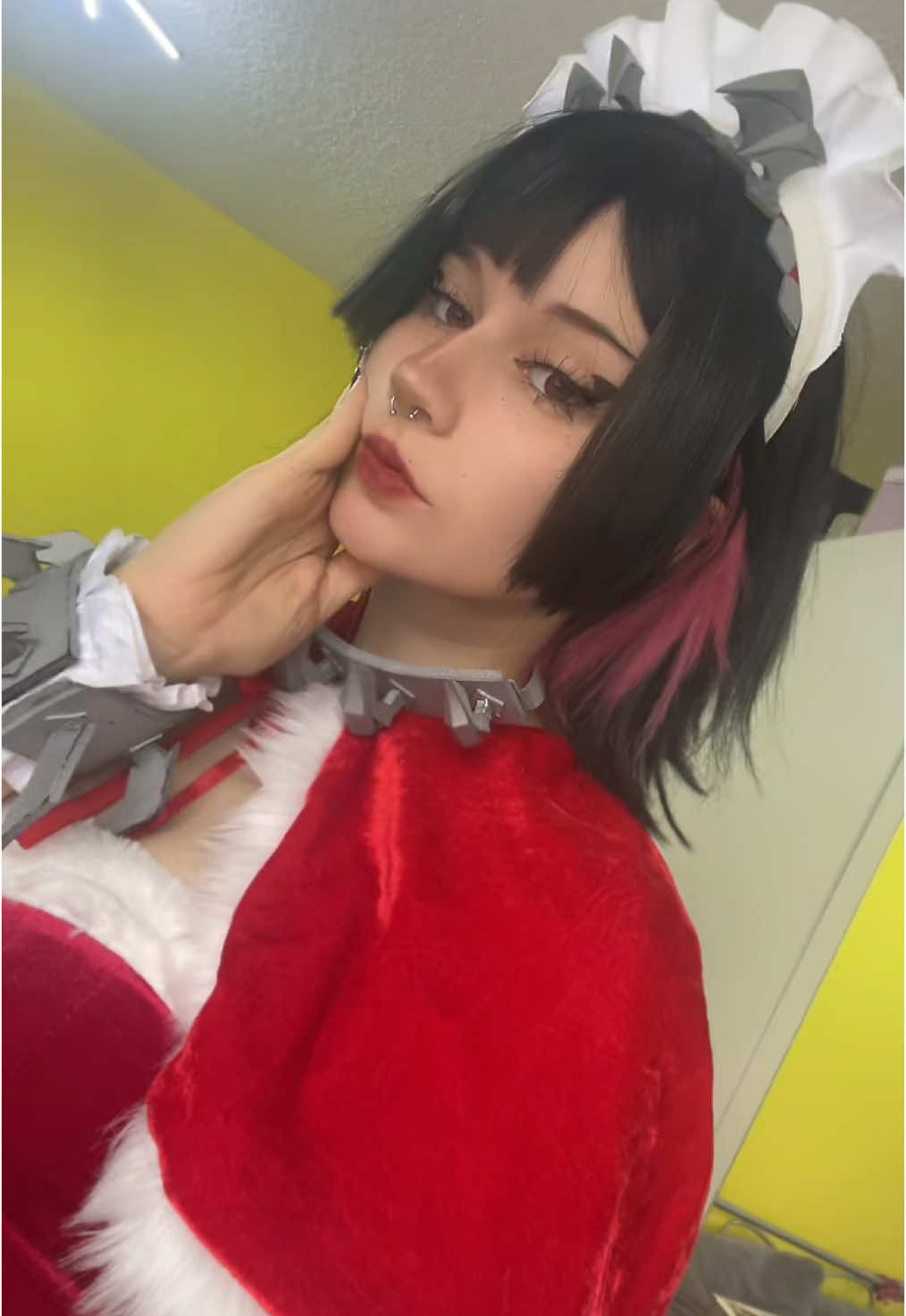 Don’t worry, I only have 2 Santa Ellen drafts left hehe #ellenjoe #zzz #zenlesszonezero #zzzcosplay #ellenjoecosplay 