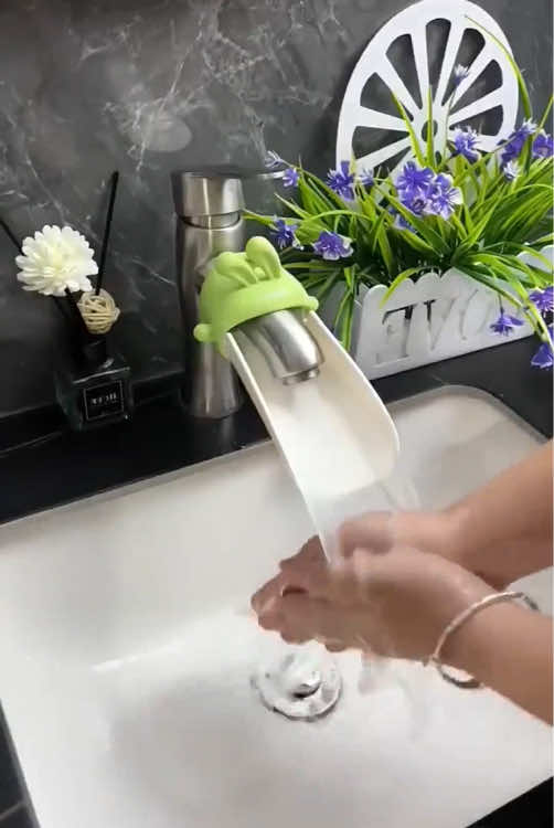 With this faucet extender, you won’t get water all over the countertop when you wash your hands #washwash#SplashproofFaucet