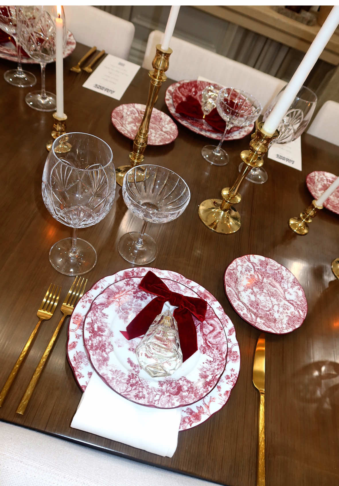 Replying to @clarke bringing people together is one of the things I’m the best at & I wanted to do a post-Christmas/pre New Year’s Eve gathering with some of my favorite women 🤎 also watch some of my friends try caviar for the 1st time 😂😂😂 #dinnerparty #maisondior #diorhome #blackwomendinnerparty #hosting #homedecor #toiledecor #diormaison
