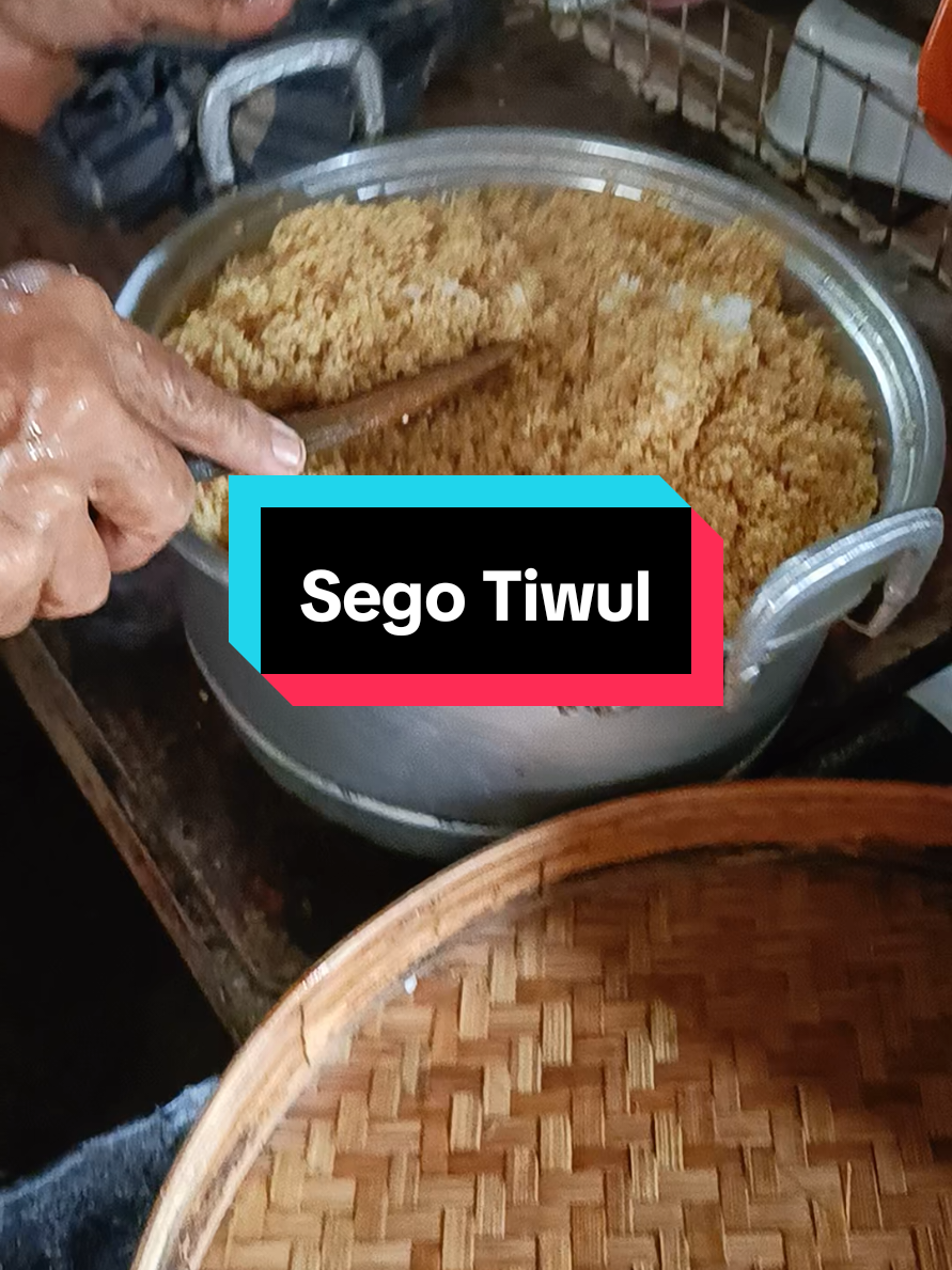 #segotiwul #wonogiri#wisatakuliner  Sego tiwul ciri khas Wonogiri terbuat dari singkong yg dikeringkan dibuat tepung & diolah menjadi sajian yg enak apalagi dimakan dengan jangan lombok ,gereh asin rasanya dijamin enak ,jadi kangen kampung halaman Wonogiri ku cinta💝