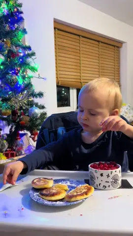 #onthisday #babyfoodie #solids #toddlereatingchallenge #weaningbaby #babyreaction 