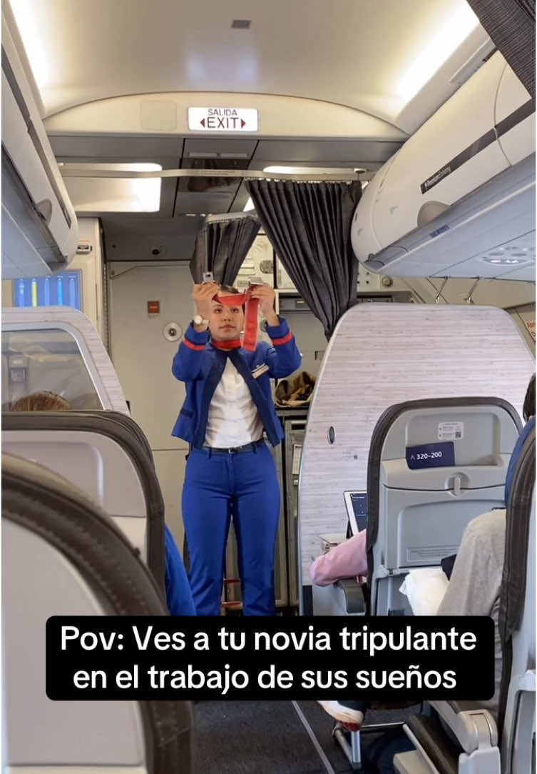 Pov: Ves a tu novia tripulante en el trabajo de sus sueños.  Te amo ❤️ #fyp #follow #viraltiktok #viral #tripulantedecabina #fypシ 