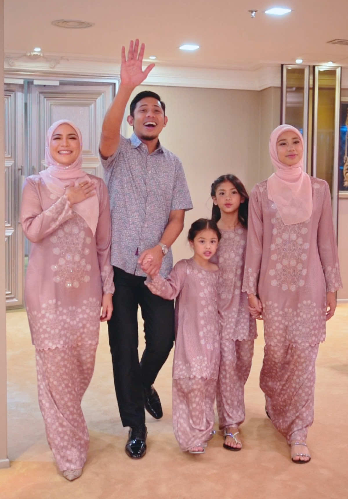 Bismillah, memperkenalkan NABIL AHMAD & KELUARGA sebagai wajah atau Duta Rasmi Jakel Raya 2025 Lepas ni mak mak yang ada anak bolehlah bayangkan kalau baju raya sedondon cemana rupa dia bila Haji Nabil dan keluarga gayakan koleksi dari Jakel Tak sabar nak tunjuk satu persatu koleksi RTW RAYA JAKEL 2025 Cantik manis laris #jakeltextile  #IngatRayaIngatJakel 