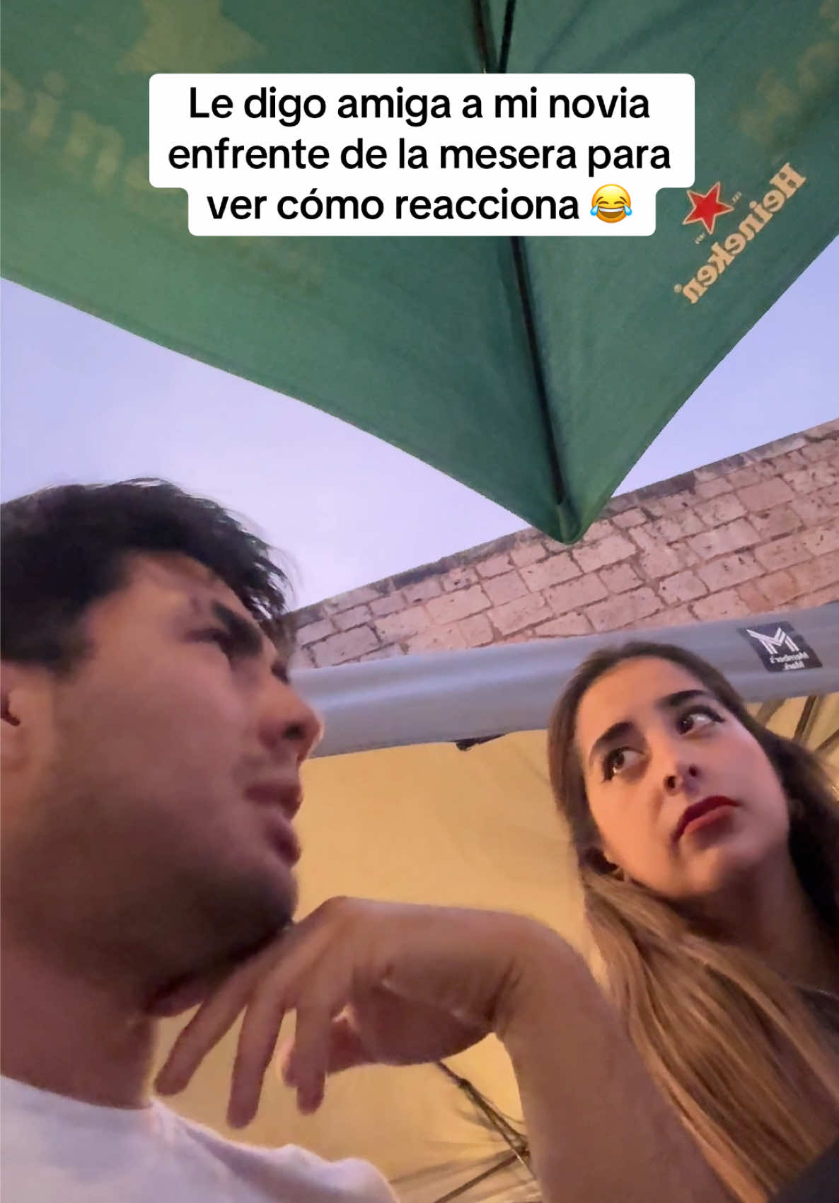 Dice que ya somos amigos 😂 #pareja #cosasdenovios #parejasdetiktok #broma #camaraoculta 