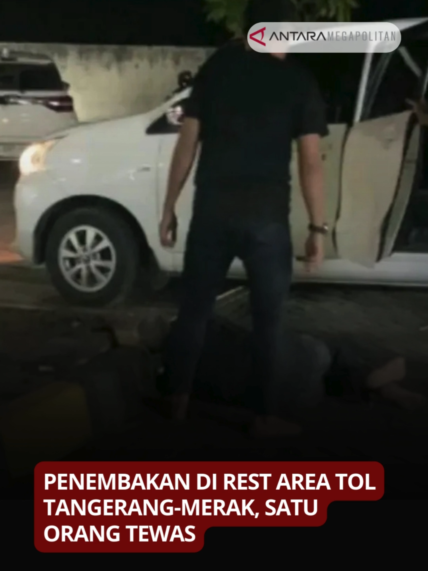 Polisi mengungkap bahwa penembakan yang terjadi di rest area KM 45 Tol Tangerang-Merak pada 2 Januari 2025 diduga berkaitan dengan kasus penggelapan mobil rental. Korban IA (48), pemilik mobil rental, meninggal dunia, sementara R (59) terluka setelah terlibat kejar-kejaran dengan pelaku yang membawa mobil yang digelapkan. Kejadian tragis ini berakhir dengan penembakan brutal di depan Indomaret rest area. Polisi menemukan barang bukti berupa selongsong peluru dan mobil Brio oranye milik keluarga korban. Semoga kasus ini segera terungkap dan pelaku dapat ditangkap. -Nuke #Penembakan #TolTangerangMerak #KasusPenggelapan #RentalMobil #RestArea #BeritaTangerang #PolrestaTangerang #Kejahatan #MobilRental #KejarKejaran #Keadilan #BeritaTerkini #SemogaCepatSembuh