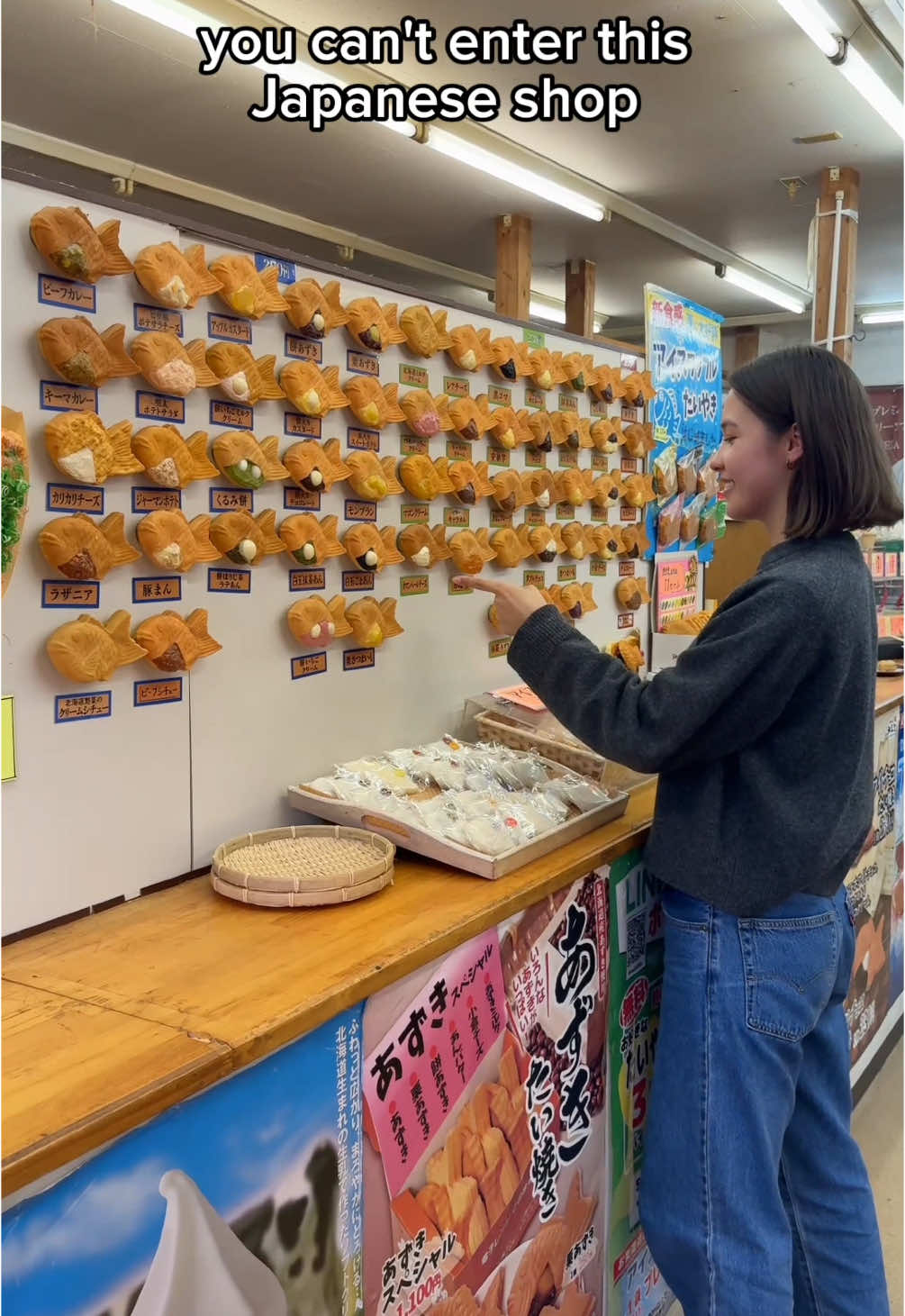 I bet you haven’t seen this many flavors of Japanese Taiyaki before!! 😋👀 What is Taiyaki? It’s a Japanese fish shaped dessert that resembles the texture of a pancake. It usually has a sweet filling inside, the most common one being sweet red bean paste.  HOWEVER, at this shop you’ll find over 60 different flavors, some even savory!! 😱 📍Taikoudou , Sakai  #japan #osaka #taiyaki #japanesefood #japaneseculture #japantravel #japantrip #japanese 