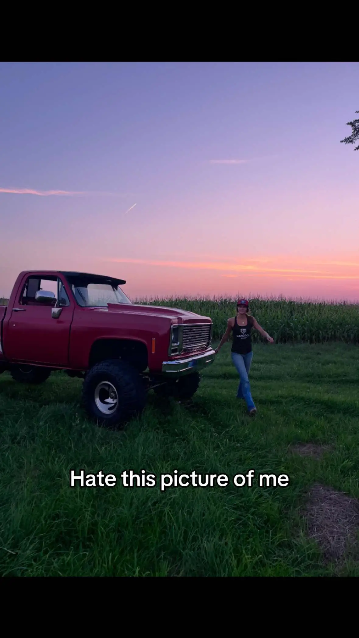 I betcha didn’t!  #squarebody #79k10 #brunette #hatethispicture #fr #relatable #rn #mn #imisssummer #blowthisupforme #dafuck #grass #money #chevy @that79_k10 