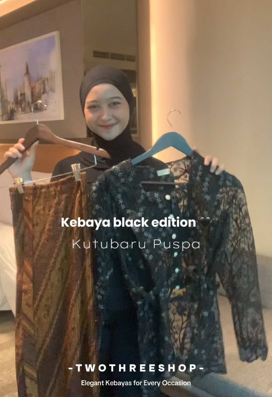 kutubaru puspa black edition 🖤✨ kalo mix batik gini cocok dibuat acara apa ya babes kira-kira? yuk komenn di kolom komentar 👀 #twothreeshop #kebayabrokat #kebayahitam #kebayaanggun #kebayalucu #kutubarukekinian #kebayawisuda #ootdwisuda #ootdkondangan 