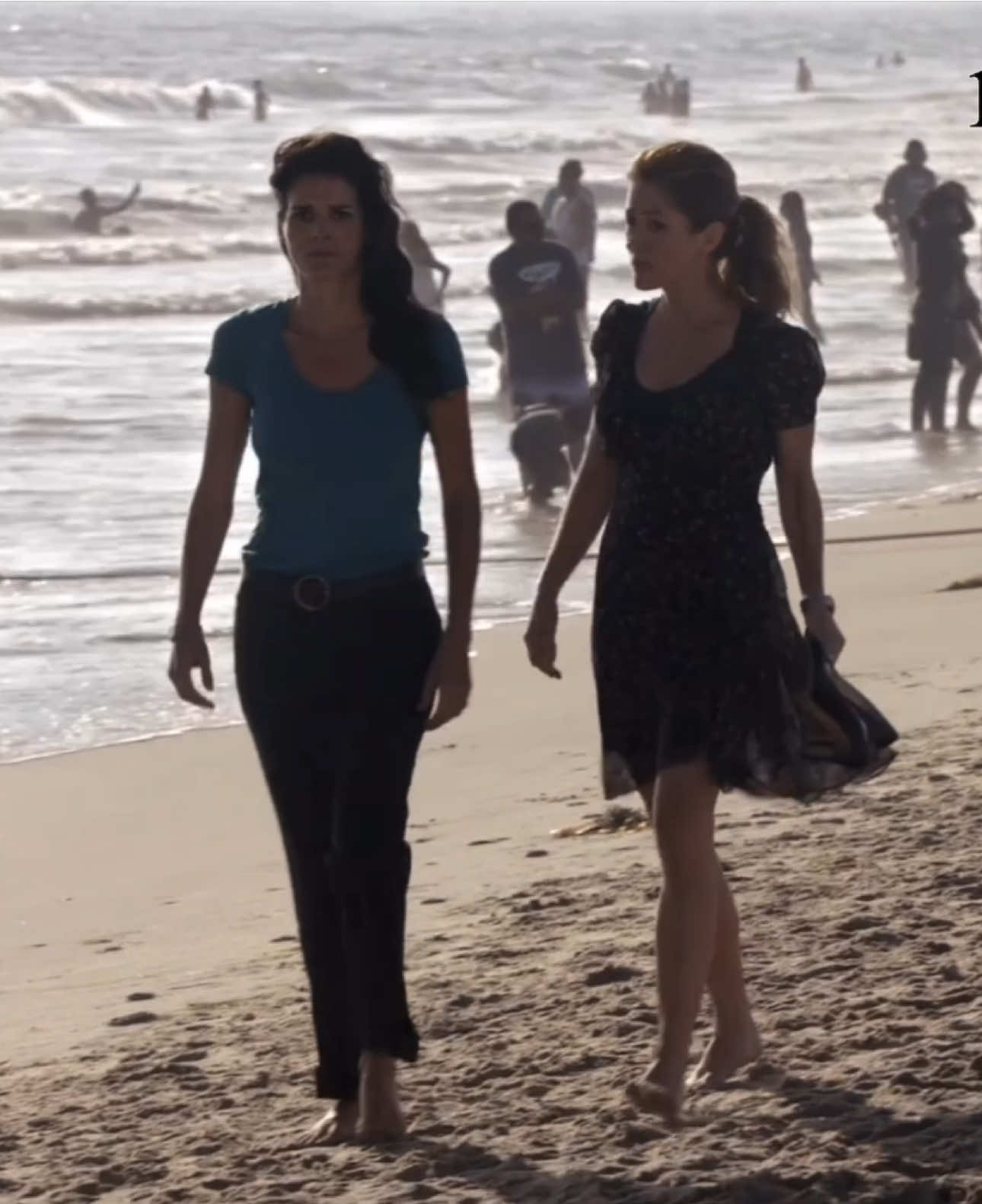 jane and maura even stroll together on the beach like a married couple  #rizzoliandisles #janerizzoli #mauraisles #angieharmon #sashaalexander 