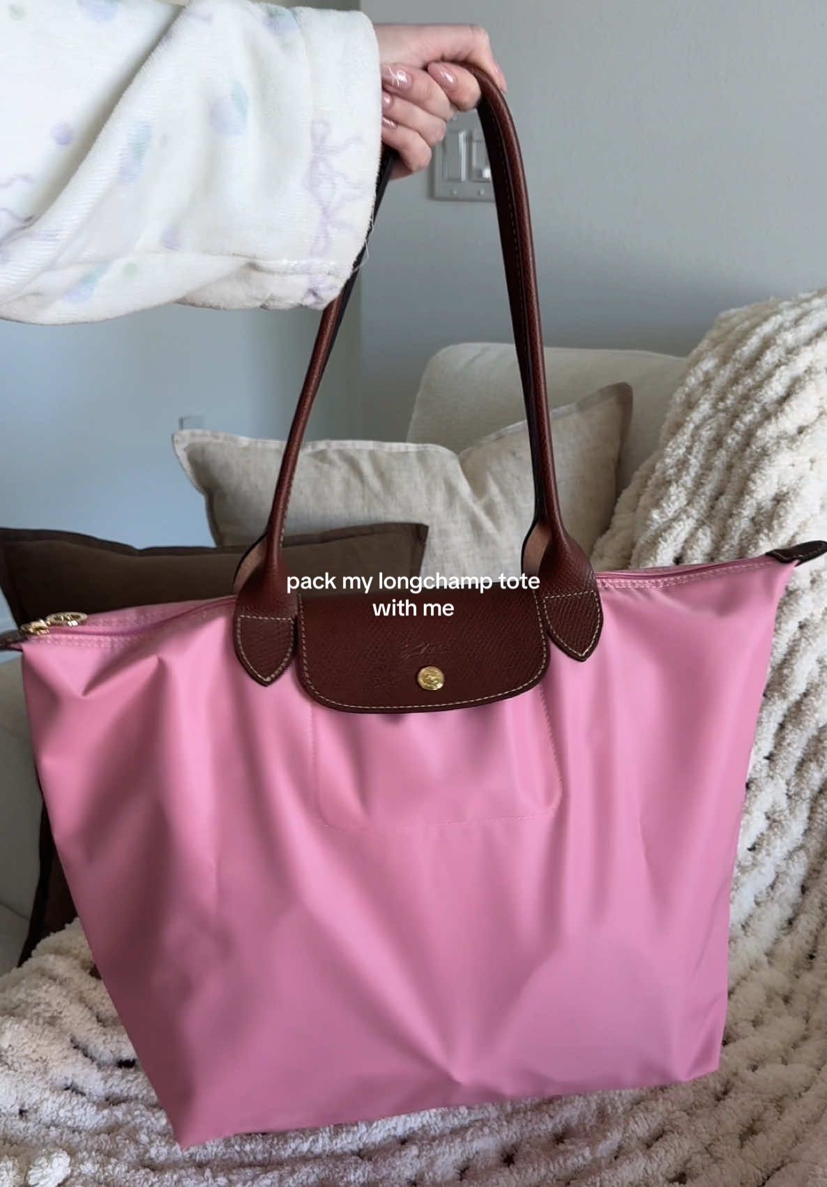 Pack my new longchamp tote with me #whatsinmybag #whatsinmypurse #longchamp #longchamplepliage #packmybagwithme #bagorganizer #totebag #totebagaesthetic #workbag #workbagessentials #asmrpacking 