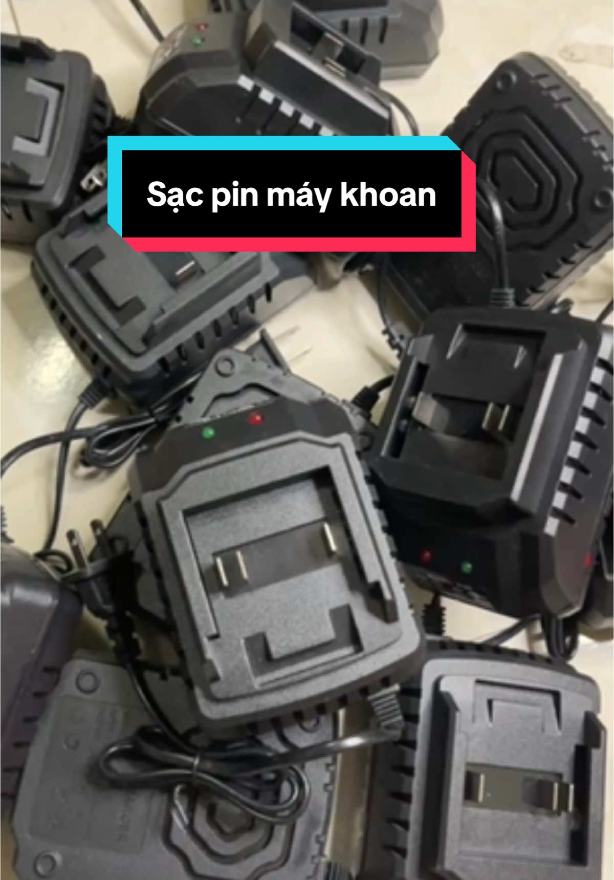 Sạc pin makita chân phổ thông 21v đế gài. Sạc nhanh 2a #xuhuong #xuhuongtiktok #pin199v #pinmaykhoan #sạc 