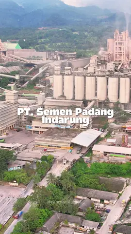 PT Semen Padang merupakan salah satu perusahaan produsen semen tertua di Indonesia, yang berdiri sejak 18 Maret 1910. Semen Padang menjadi salah satu pilar industri semen di tanah air dan bagian dari Semen Indonesia Group (SIG).  Pendirian PT Semen Padang dimulai dari pengelolaan pabrik di kawasan Indarung, Kota Padang. Di kawasan ini kini sudah didirikan beberapa pabrik, mulai dari Indarung I hingga Indarung VI.  Kawasan Indarung berlokasi di kaki Bukit Barisan, membuat PT Semen Padang ini memiliki pemandangan yang cukup memanjakan mata.  📍 Lok : Indarung, Kec. Lubuk Kilangan, Kota Padang  #semenpadang #indarung #sig #pabriksemen #silosemen #cagarbudaya #bukitbarisan #kotapadang #sumbar #minangkabau #sumbarrancak #ayokesumbar 