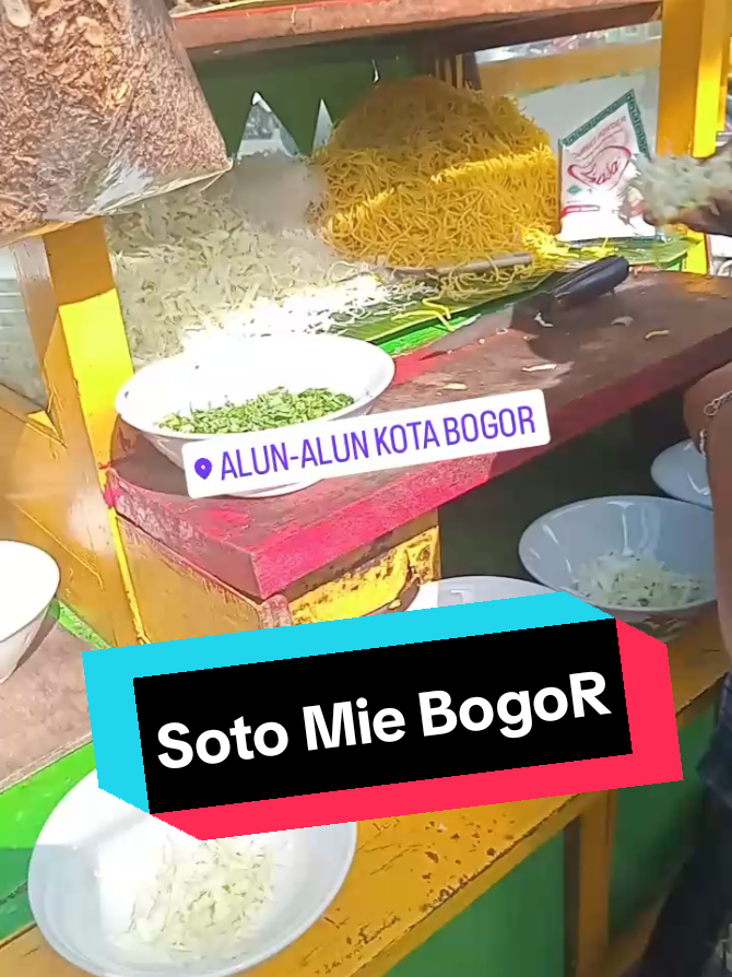 tujuan utama ke alun alun bogoR. makan soto mie bogor. posisi nya di depan gedung BRI.  #alunalunbogor #liburanakhirtahun #alunalun #tahunbaru2025 #2025 #alunalunkotabogor #keretaapi #liburansemester2024 #stasiunkeretaapibogor #sotomiebogor #kulineran 