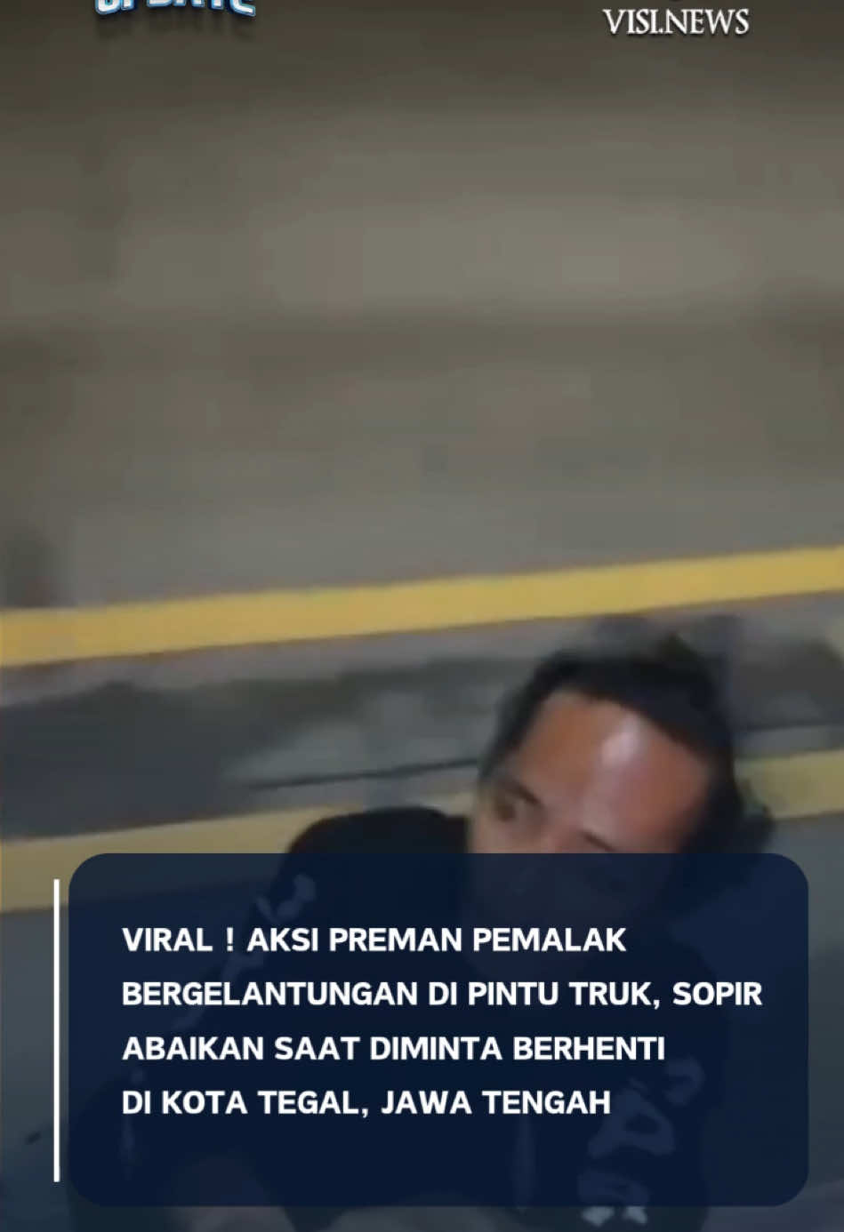 Viral di media sosial seorang preman yang melakukan pemalakan terhadap truk bergelantungan di pintu, preman tersebut meminta kepada sopir untuk berhenti namun dihiraukan. Dilansir dari akun instagram "jakutinfo_id" pada hari Jum'at (3/1/2024). #tiktokberita #visinews #fypシ゚ #fypdong