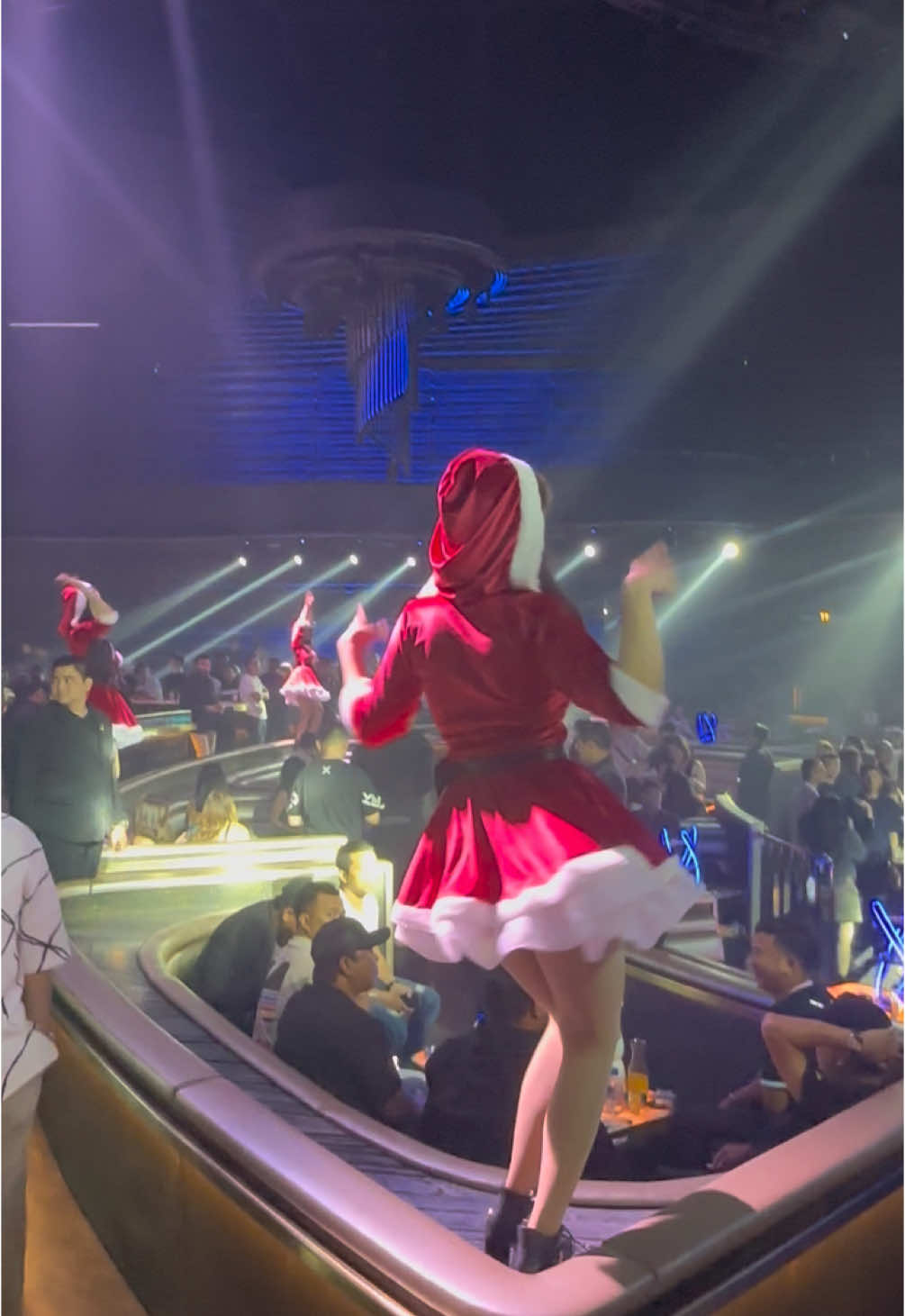 H Club vibe 🧑‍🎄🥳🔥🤗💨🎄 #ambyar #ambyarmag #party #stadium #jktparty #partyjkt #hclub #hclubscbd #dugem #dugemjkt #hw #holywings #kokosukadugem #partyjaksel #breakbeat #jakarta #stadiumjkt 