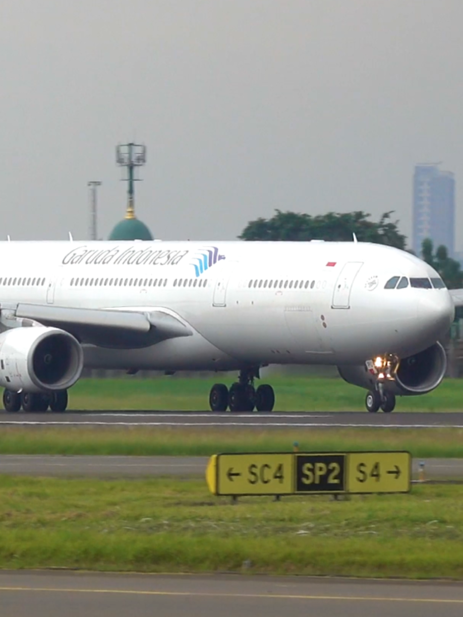 Pesawat Garuda Indonesia Takeoff Di Bandara Soekarno-Hatta  #pesawat #pesawatterbang #pesawattakeoff #garudaindonesia #pesawatgaruda #bandarasoekarnohatta #pesawatbesar 