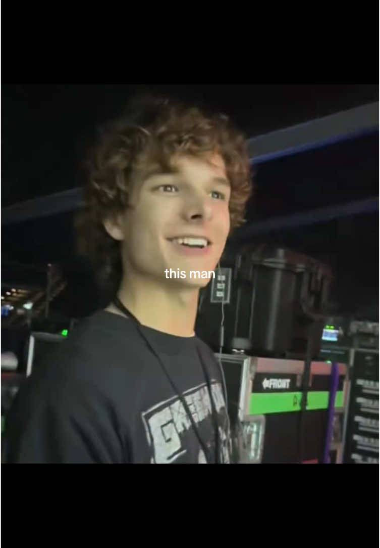 I need him #masonthames #masonthamesedit #blackphone #celebritycrush #allineed #cute #brunette #brunetteboys #relatable #dreamcore #2025 #foryou #xyz 