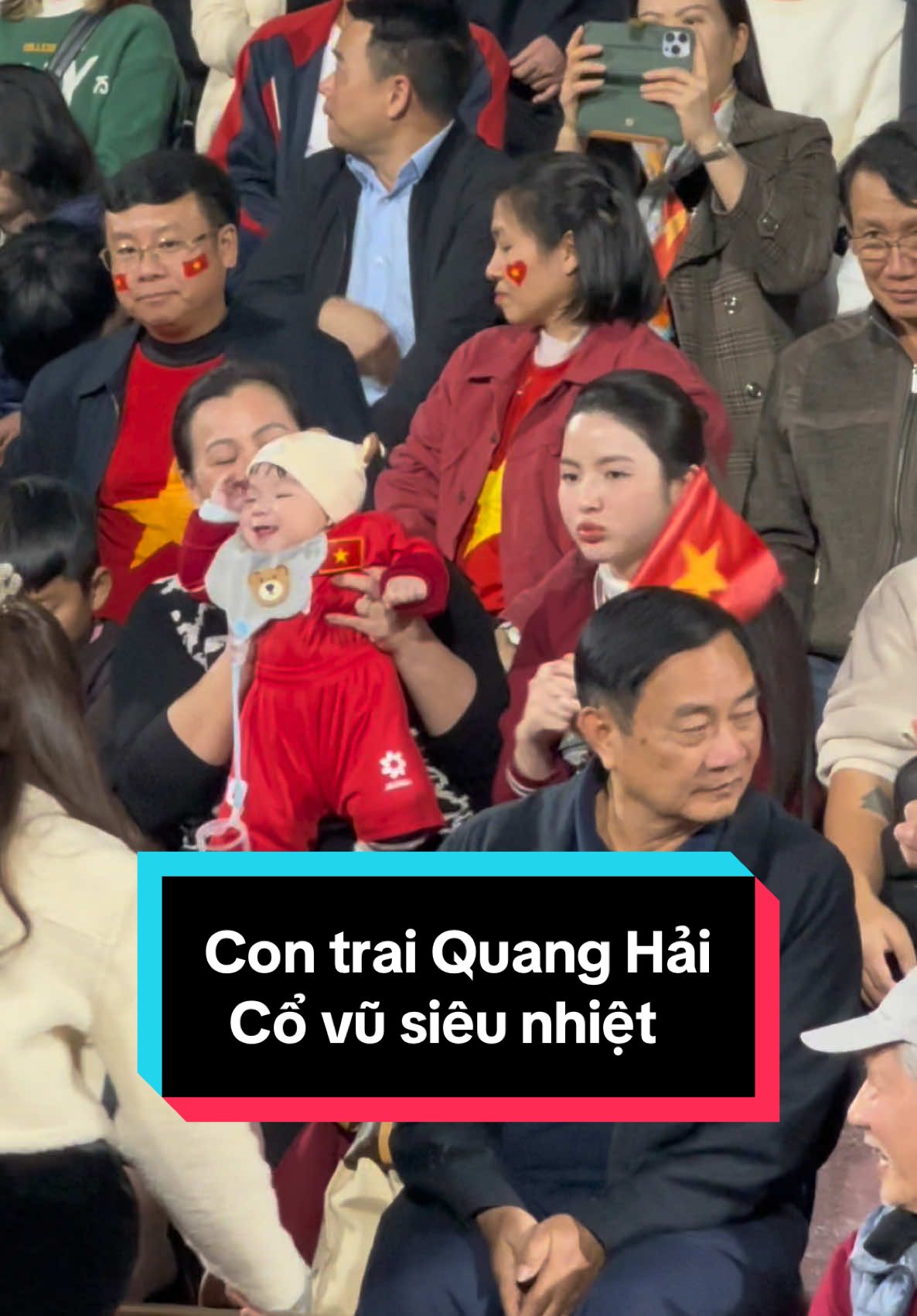 Con trai Quang Hải cổ vũ siêu nhiệt tình cho Xuân Son ghi bàn 🥰😍🇻🇳#aseancup2024 #ĐTVN #amec2024 #Fptplay #quanghai #xuanson 