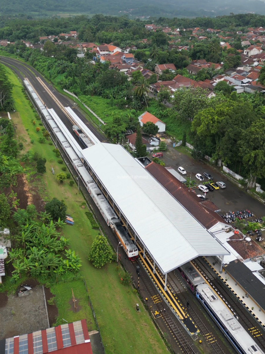 kereta api masuk stasiun bumiayu #keretaapikita #railfansindonesia #dronekeretaapi #keretaapiindonesia #dronecinematic #fyp #fypシ #foryoupage #sakalibel 