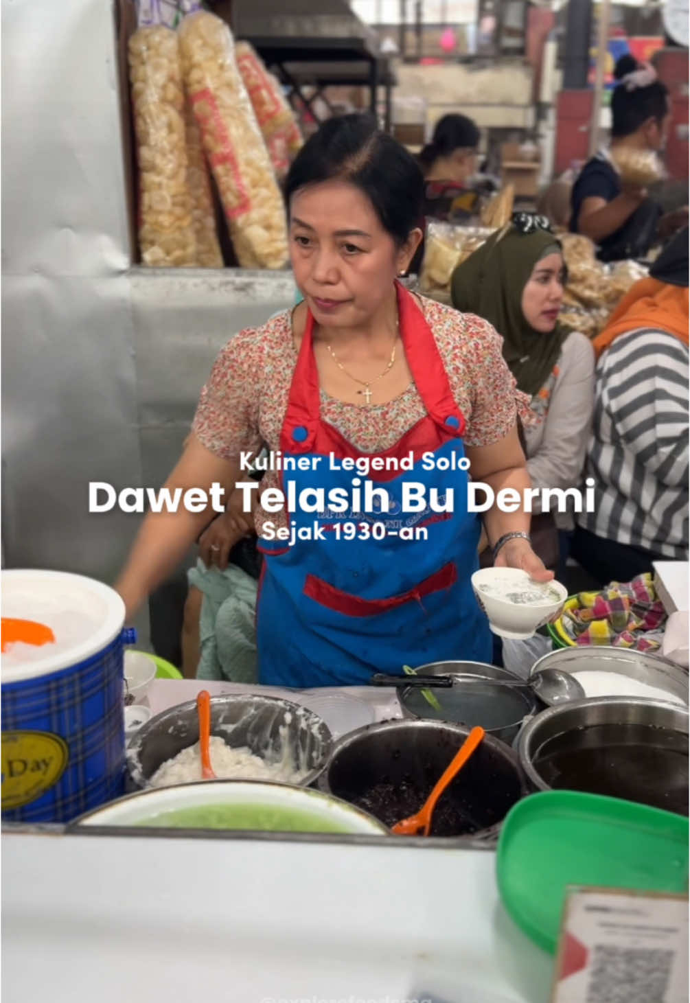 [SAVE DULU] Kuliner Legendaris di Solo yang udah ada sejak 1930-an✨ Lokasinya ngumpet di dalem pasar gedhe solo, selalu rame, dan tempatnya kecil💫 ✨Dawet Telasih Bu Dermi✨  📍Pasar Gedhe, Solo, Jawa Tengah ⏰08.00-14.30 ———————————————— Jangan lupa double tap, komen & tag orang orang spesialmu lur! ❤️💙💜💚💛🧡🖤 ———————————————— #explorefoodsmg #explorefoodsolo #fyp #kulinersolo #rekomendasikulinersolo #cafesolo #hiddengemsolo #kulinerlegendsolo #dawetbudermi #dawettelasih #pasargedhesolo 