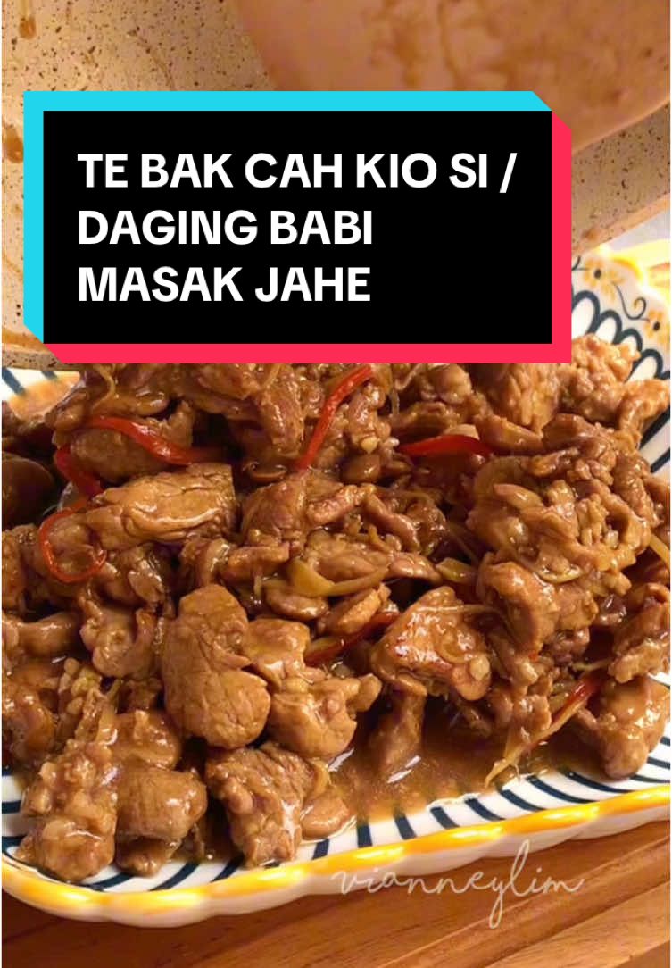 TE BAK CHA KIO SI / DAGING BABI MASAK JAHE Bahan : 300 gr daging babi (me : pakai bagian “bue tiau”/lulur dalam), iris jangan terlalu tebal biar cepat matang 1 sdt tepung kanji 1 sdm kecap asin 2 siung bawang putih, cincang Jahe seukuran jempol (bisa dibanyakin biar lebih enak), potong korek 1 sdm kecap asin (takaran bisa disesuaikan karena beda merk bisa beda tingkat asinnya) 1/2 sdt kaldu jamur 1/2 sdt merica Air secukupnya 1/2 bh cabe merah besar, potong korek (optional) 1/2 sdm tauco, jangan ambil airnya (optional) 1 sdm tepung kanji, larutkan dengan 1 sdm air . . Cara masak bisa diliat di video ya 🥰 . . #babicahjahe #kulinerpontianak #resepmasakan 