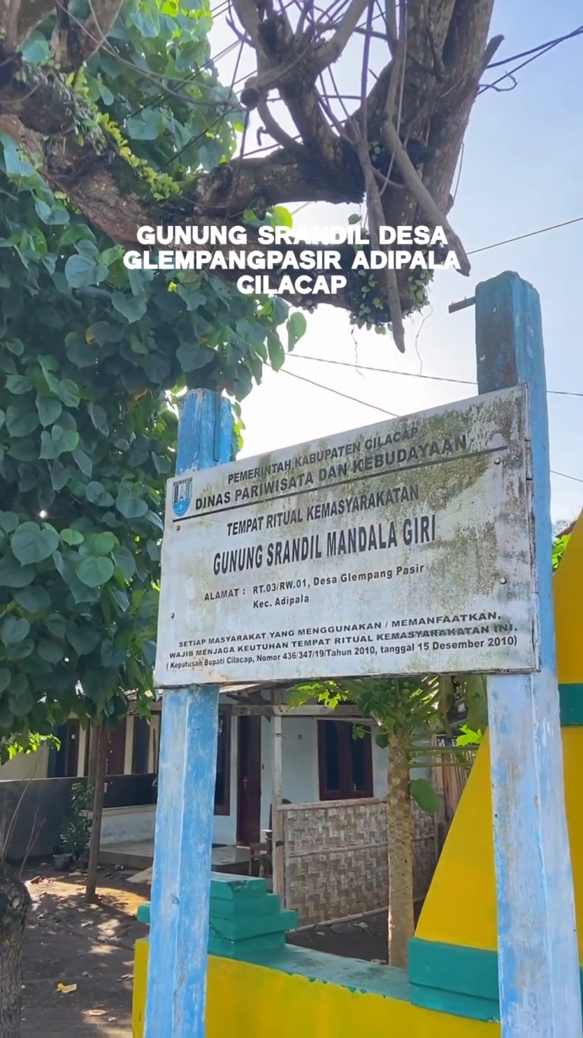 Punya pengalaman apa nih di Gunung Srandil hehehe Gunung Srandil terletak di Desa Glempangpasir, Adipala, Cilacap. Merupakan wisata religi yang memiliki segudang misteri. Banyak pengunjung dari berbagai daerah mulai dari Jawa, Sumatra, Kalimantan, Sulawesi dan Bali. Mereka yang datang memiliki berbagai tujuan, seperti ziarah, tirakat dan juga semedi. Itulah mengapa cerita tentang Gunung Srandil memiliki banyak versi. Bahkan presiden pertama dan kedua RI kabarnya juga pernah ke sini. 🎥 cr/ig @bumingapak #gunungsrandil #cilacap #pesonacilacap #pesonacilacapofficial #tiktokcilacap #cilacapngapak  #bumingapak #mitos 